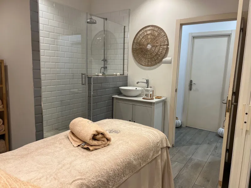 Commercial - Business в продаже в Estepona, Málaga. В доме 4 спален и 3 ванных комнат. Площадь дома 160 м²