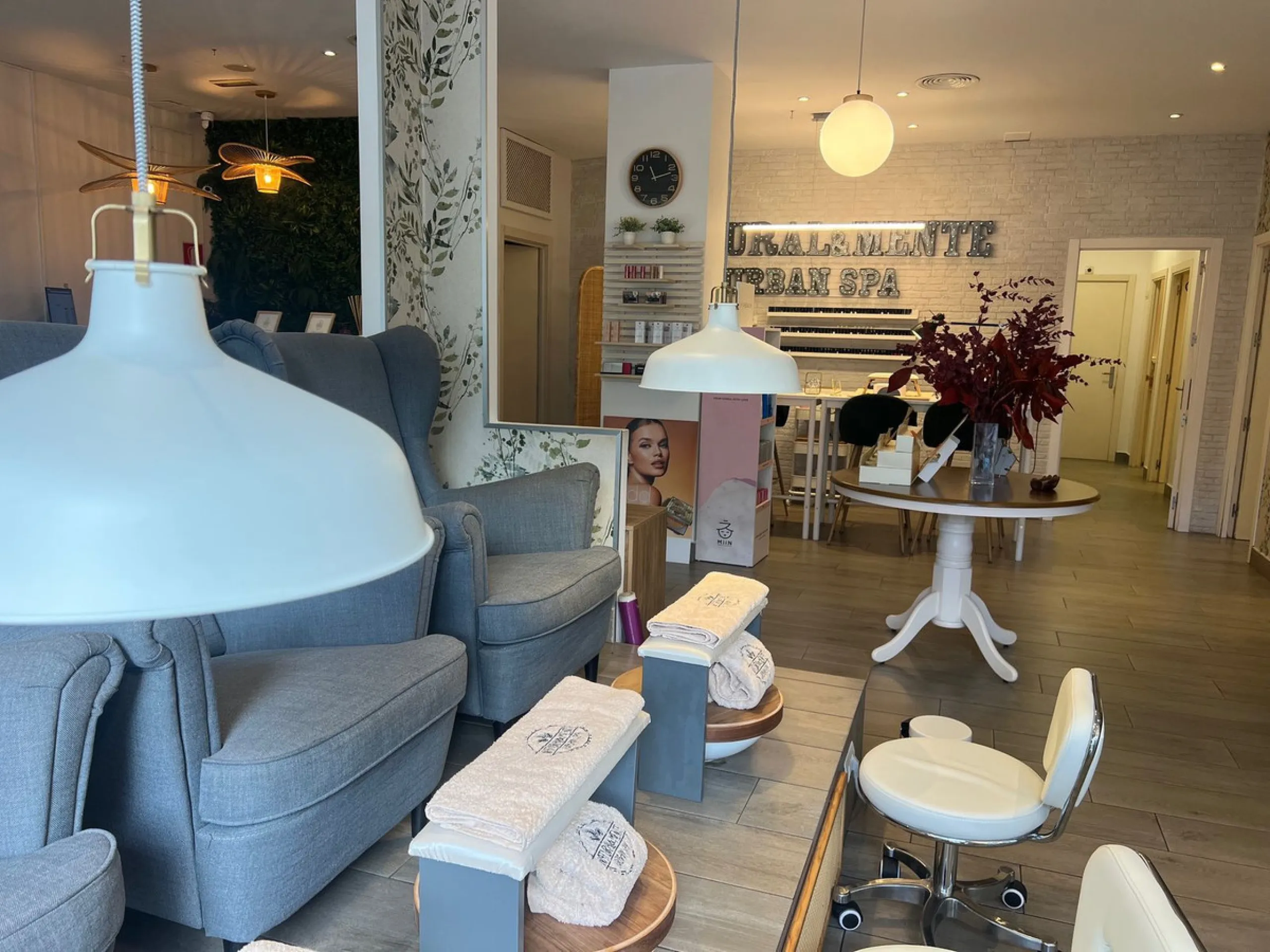 Commercial - Business в продаже в Estepona, Málaga. В доме 4 спален и 3 ванных комнат. Площадь дома 160 м²