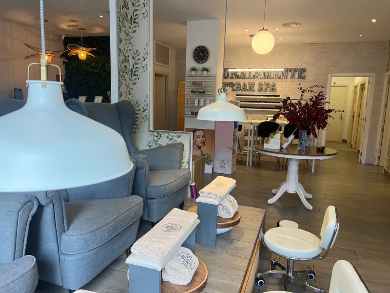Commercial - Business в продаже в Estepona, Málaga. В доме 4 спален и 3 ванных комнат. Площадь дома 160 м²