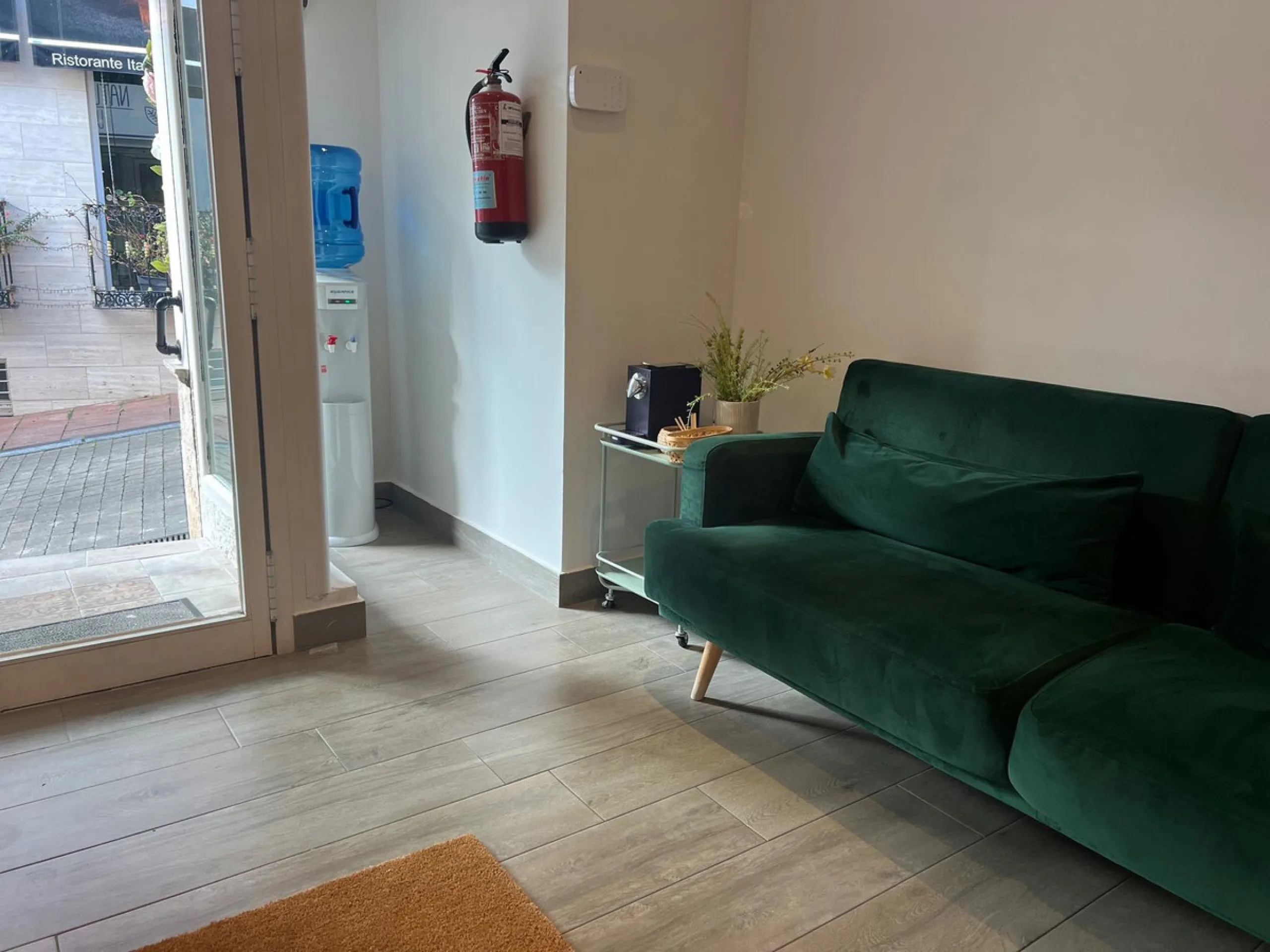 Commercial - Business в продаже в Estepona, Málaga. В доме 4 спален и 3 ванных комнат. Площадь дома 160 м²