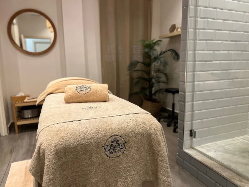 Commercial - Business в продаже в Estepona, Málaga. В доме 4 спален и 3 ванных комнат. Площадь дома 160 м²