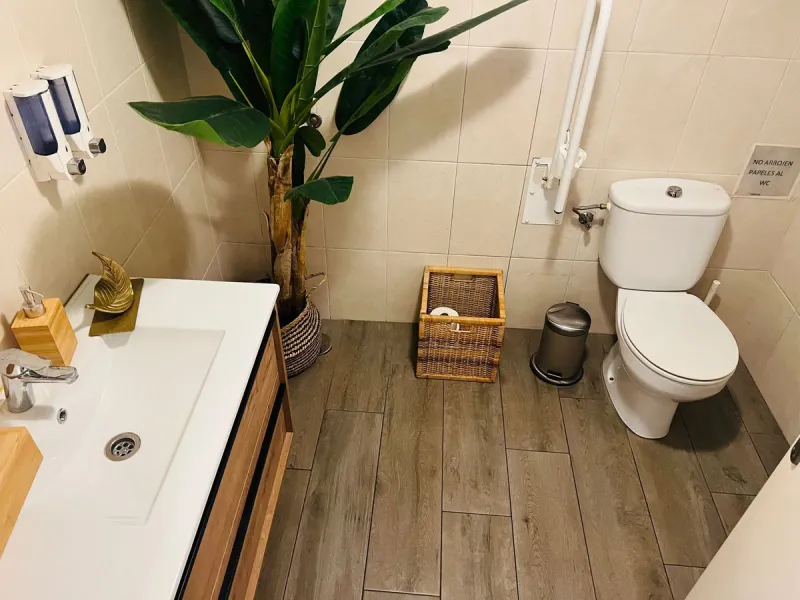 Commercial - Business в продаже в Estepona, Málaga. В доме 4 спален и 3 ванных комнат. Площадь дома 160 м²