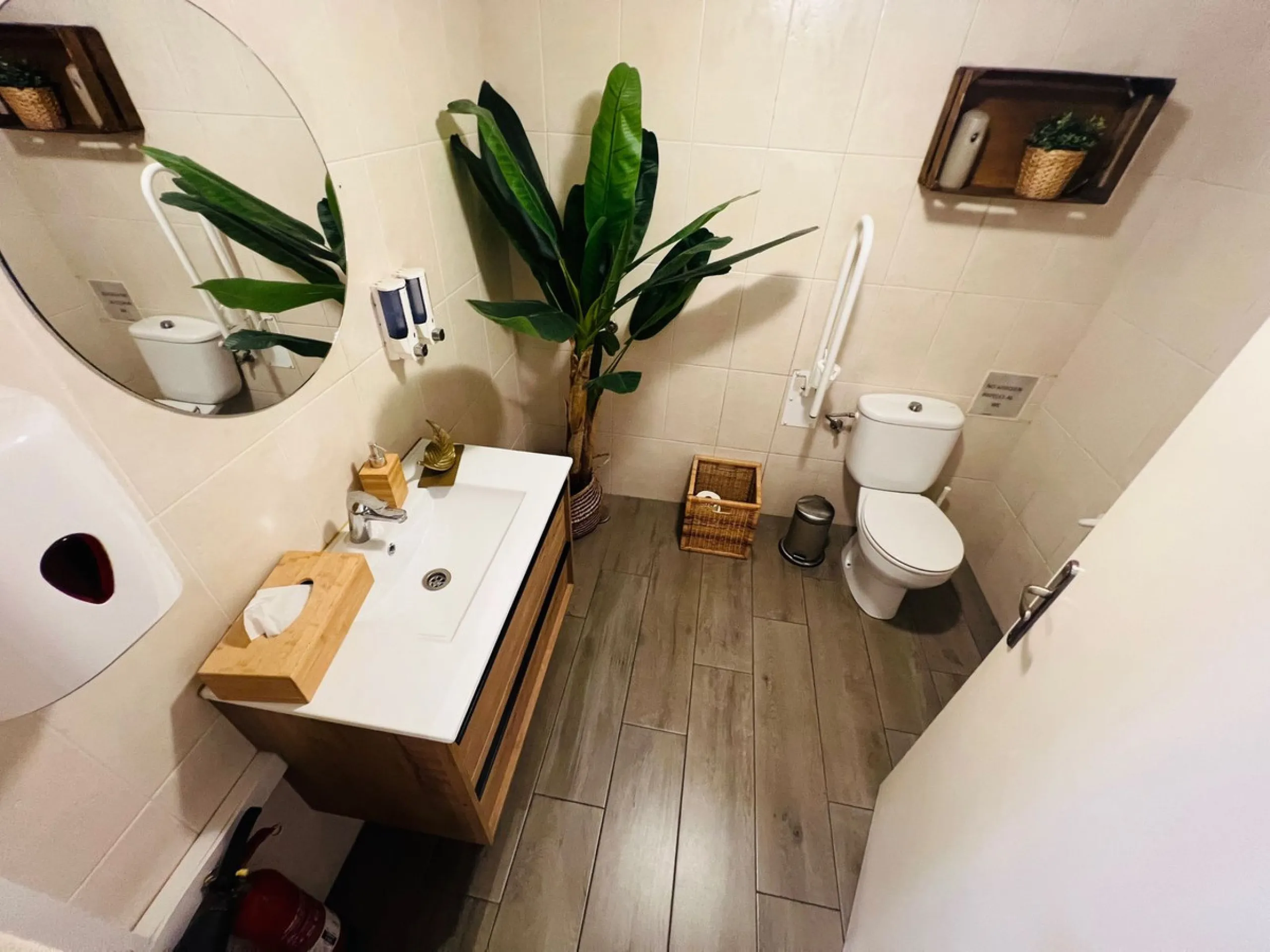 Commercial - Business в продаже в Estepona, Málaga. В доме 4 спален и 3 ванных комнат. Площадь дома 160 м²
