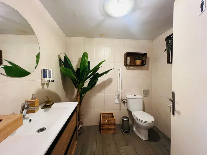 Commercial - Business в продаже в Estepona, Málaga. В доме 4 спален и 3 ванных комнат. Площадь дома 160 м²