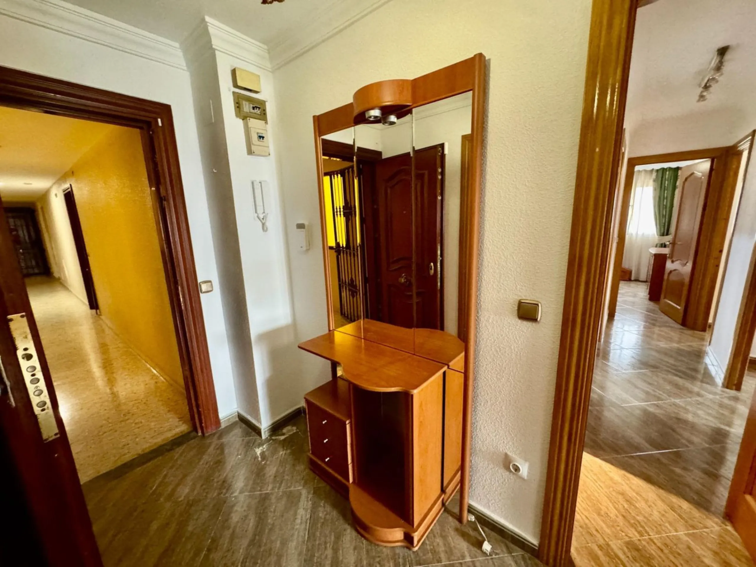 Discover this attractive apartment located in the vibrant area of La Aurora, just a short walk from Avenida Andalucía. With a built area of 105 m², this property is in good condition and ready to move into.