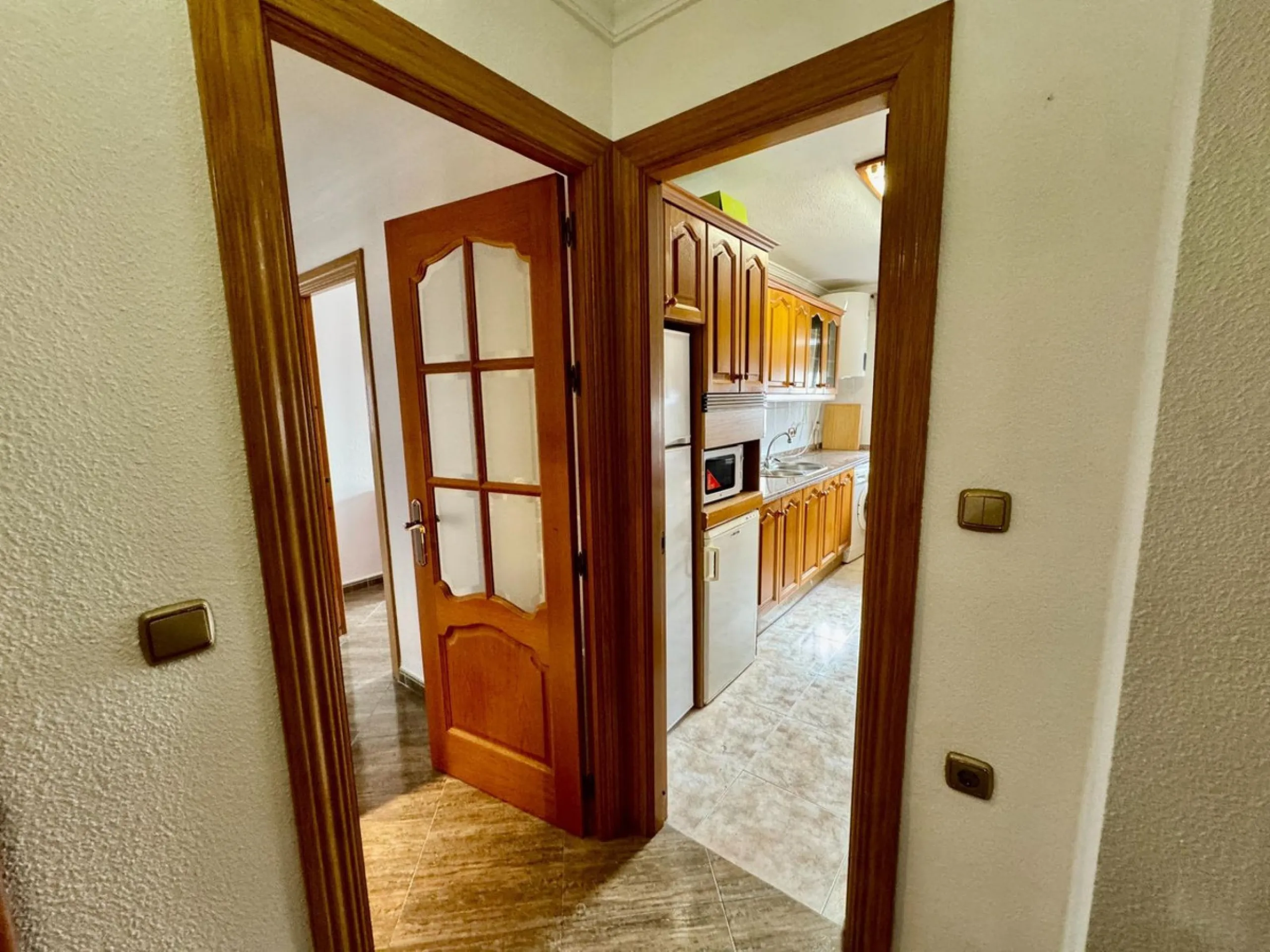 Discover this attractive apartment located in the vibrant area of La Aurora, just a short walk from Avenida Andalucía. With a built area of 105 m², this property is in good condition and ready to move into.