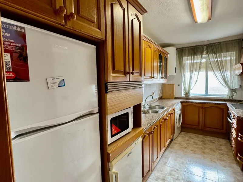 Discover this attractive apartment located in the vibrant area of La Aurora, just a short walk from Avenida Andalucía. With a built area of 105 m², this property is in good condition and ready to move into.