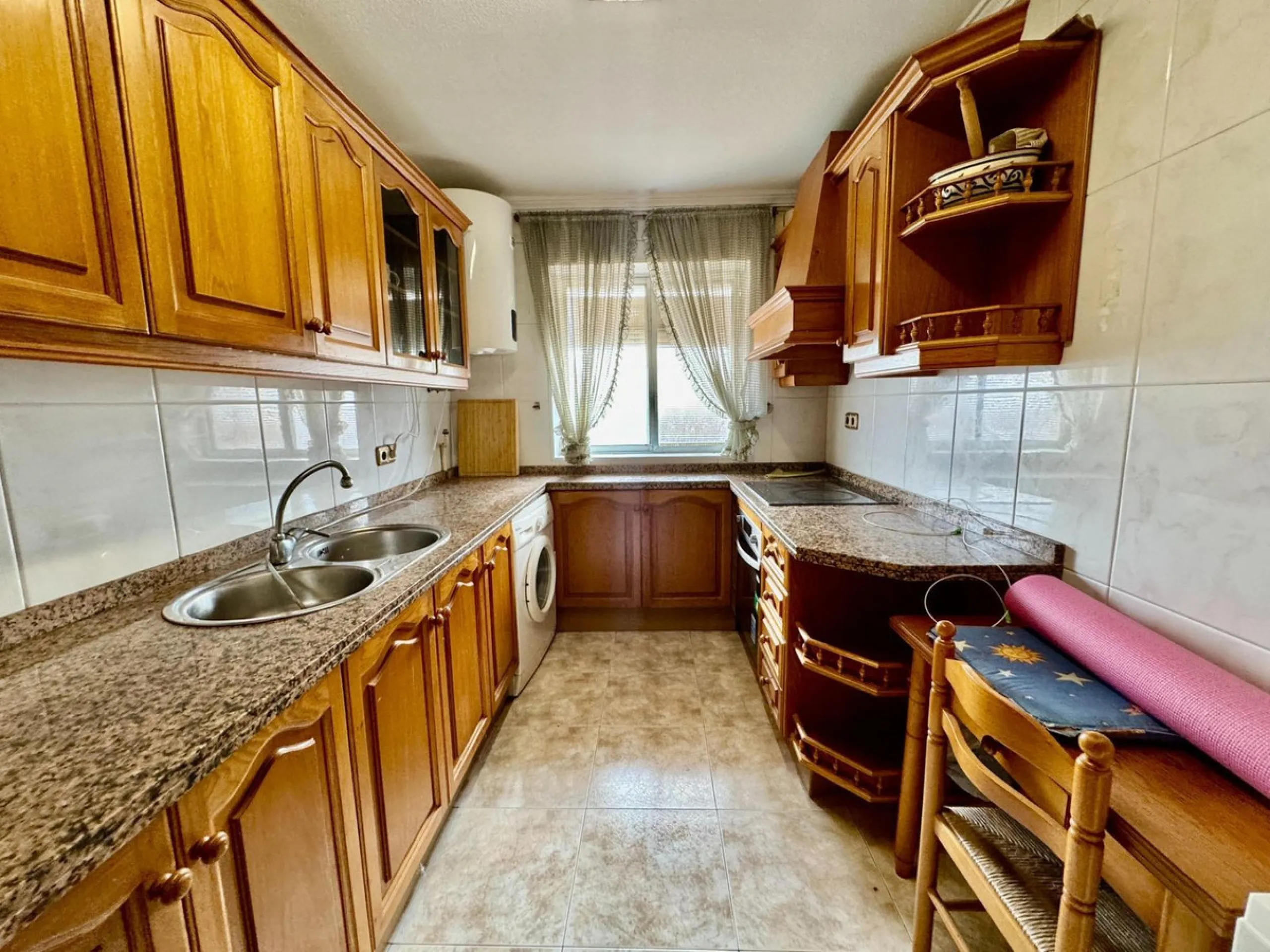 Discover this attractive apartment located in the vibrant area of La Aurora, just a short walk from Avenida Andalucía. With a built area of 105 m², this property is in good condition and ready to move into.
