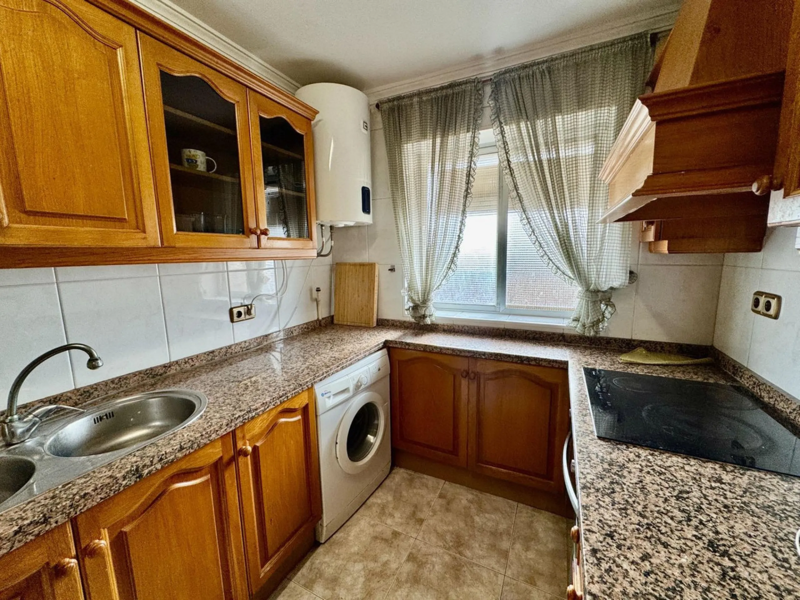 Discover this attractive apartment located in the vibrant area of La Aurora, just a short walk from Avenida Andalucía. With a built area of 105 m², this property is in good condition and ready to move into.