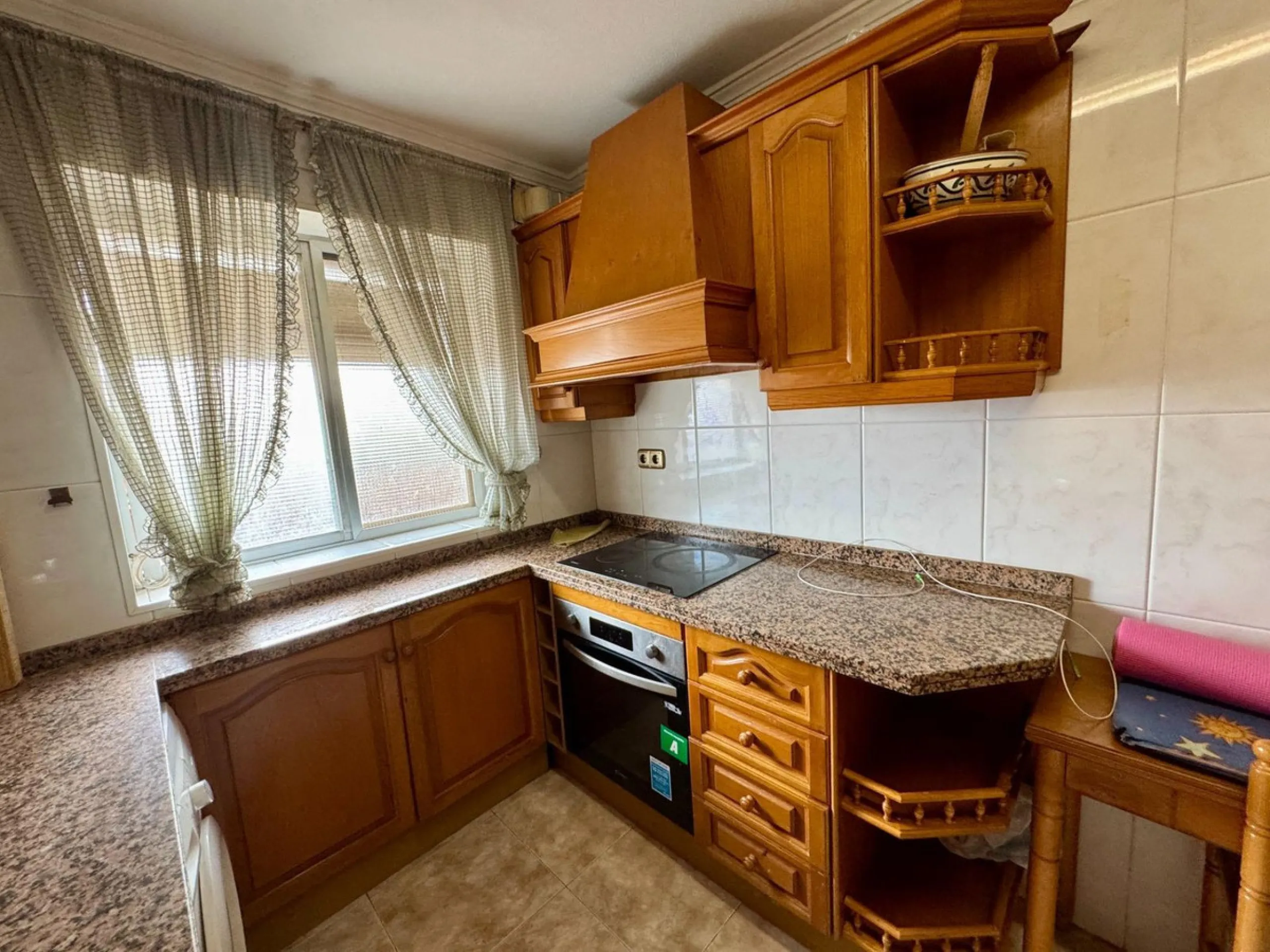 Discover this attractive apartment located in the vibrant area of La Aurora, just a short walk from Avenida Andalucía. With a built area of 105 m², this property is in good condition and ready to move into.