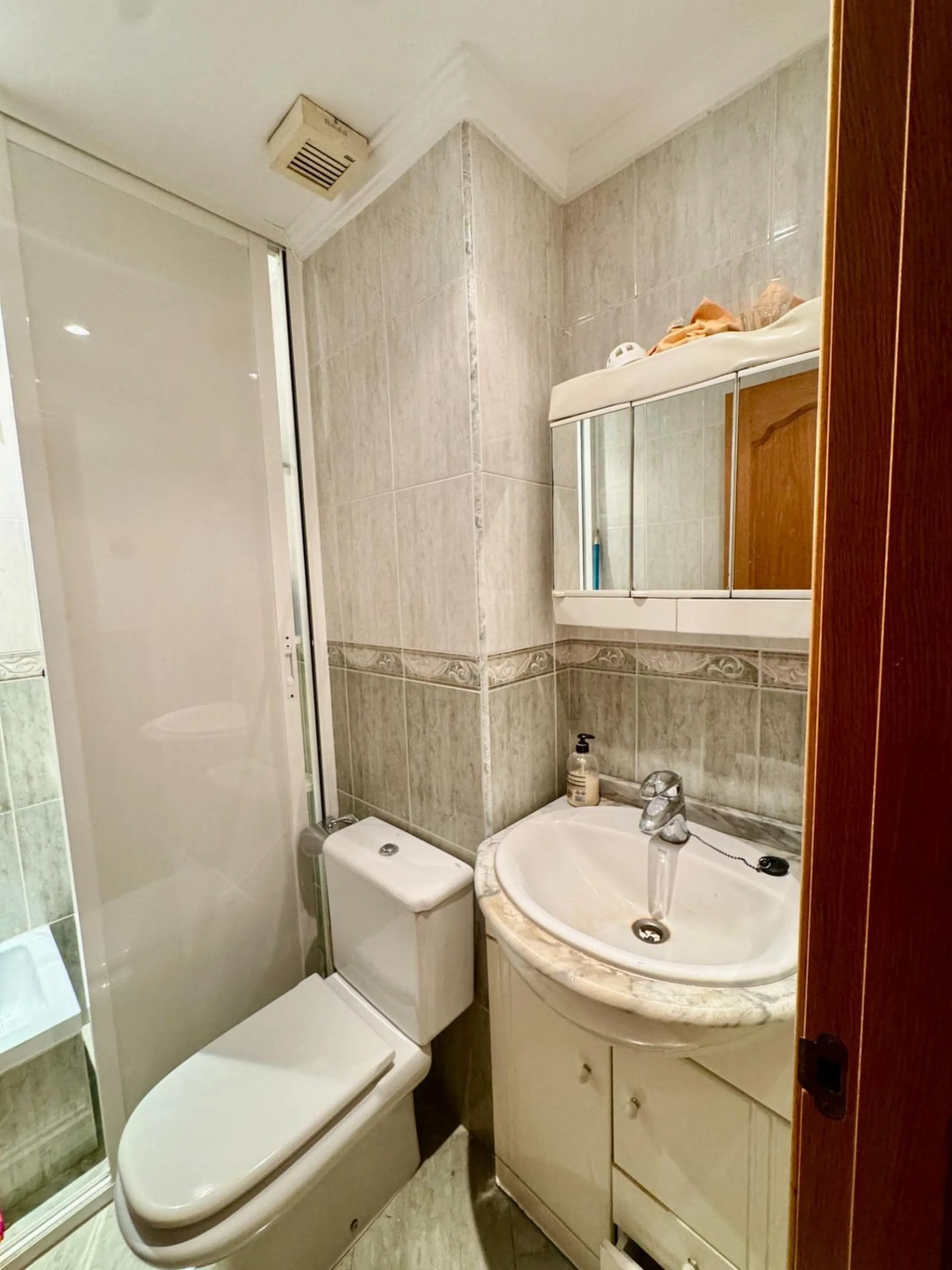 Discover this attractive apartment located in the vibrant area of La Aurora, just a short walk from Avenida Andalucía. With a built area of 105 m², this property is in good condition and ready to move into.