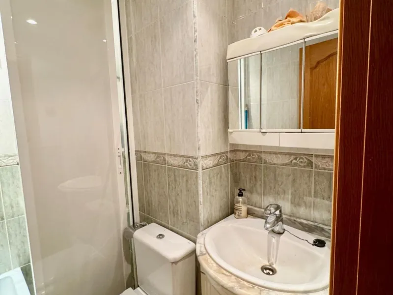Discover this attractive apartment located in the vibrant area of La Aurora, just a short walk from Avenida Andalucía. With a built area of 105 m², this property is in good condition and ready to move into.