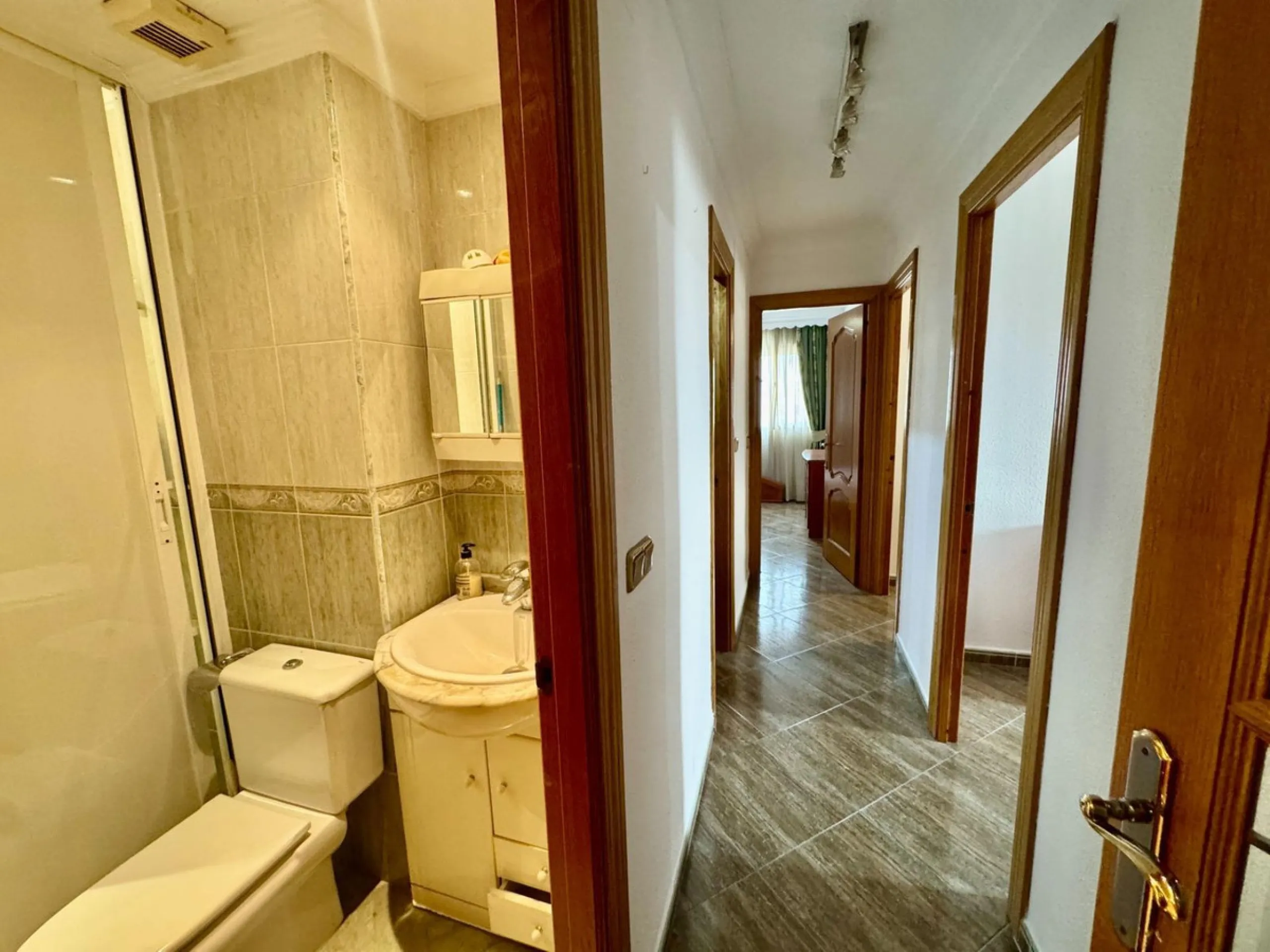 Discover this attractive apartment located in the vibrant area of La Aurora, just a short walk from Avenida Andalucía. With a built area of 105 m², this property is in good condition and ready to move into.