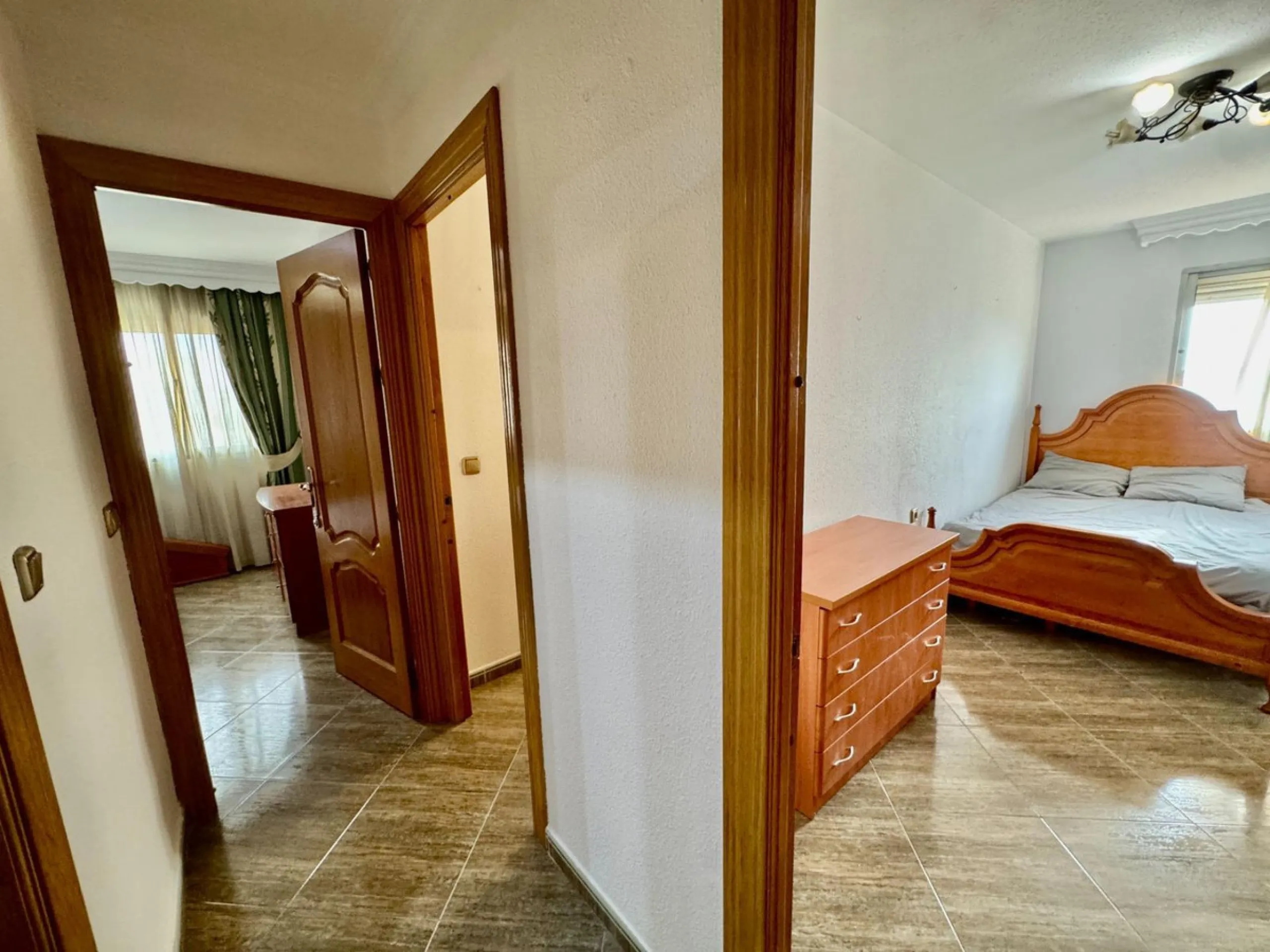 Discover this attractive apartment located in the vibrant area of La Aurora, just a short walk from Avenida Andalucía. With a built area of 105 m², this property is in good condition and ready to move into.
