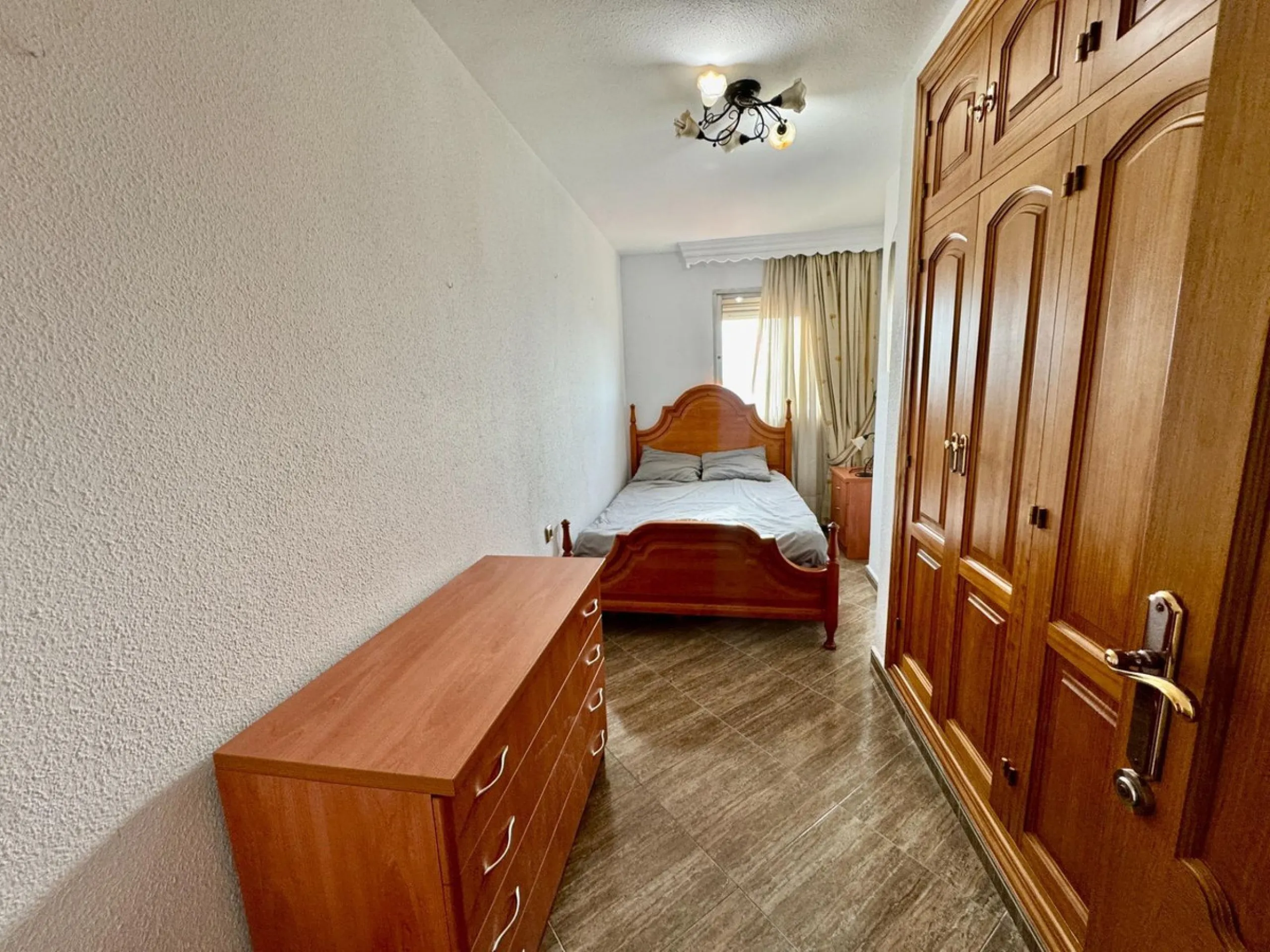 Discover this attractive apartment located in the vibrant area of La Aurora, just a short walk from Avenida Andalucía. With a built area of 105 m², this property is in good condition and ready to move into.
