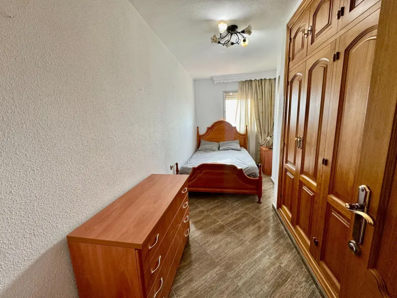 Discover this attractive apartment located in the vibrant area of La Aurora, just a short walk from Avenida Andalucía. With a built area of 105 m², this property is in good condition and ready to move into.