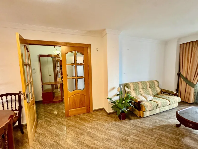 Discover this attractive apartment located in the vibrant area of La Aurora, just a short walk from Avenida Andalucía. With a built area of 105 m², this property is in good condition and ready to move into.
