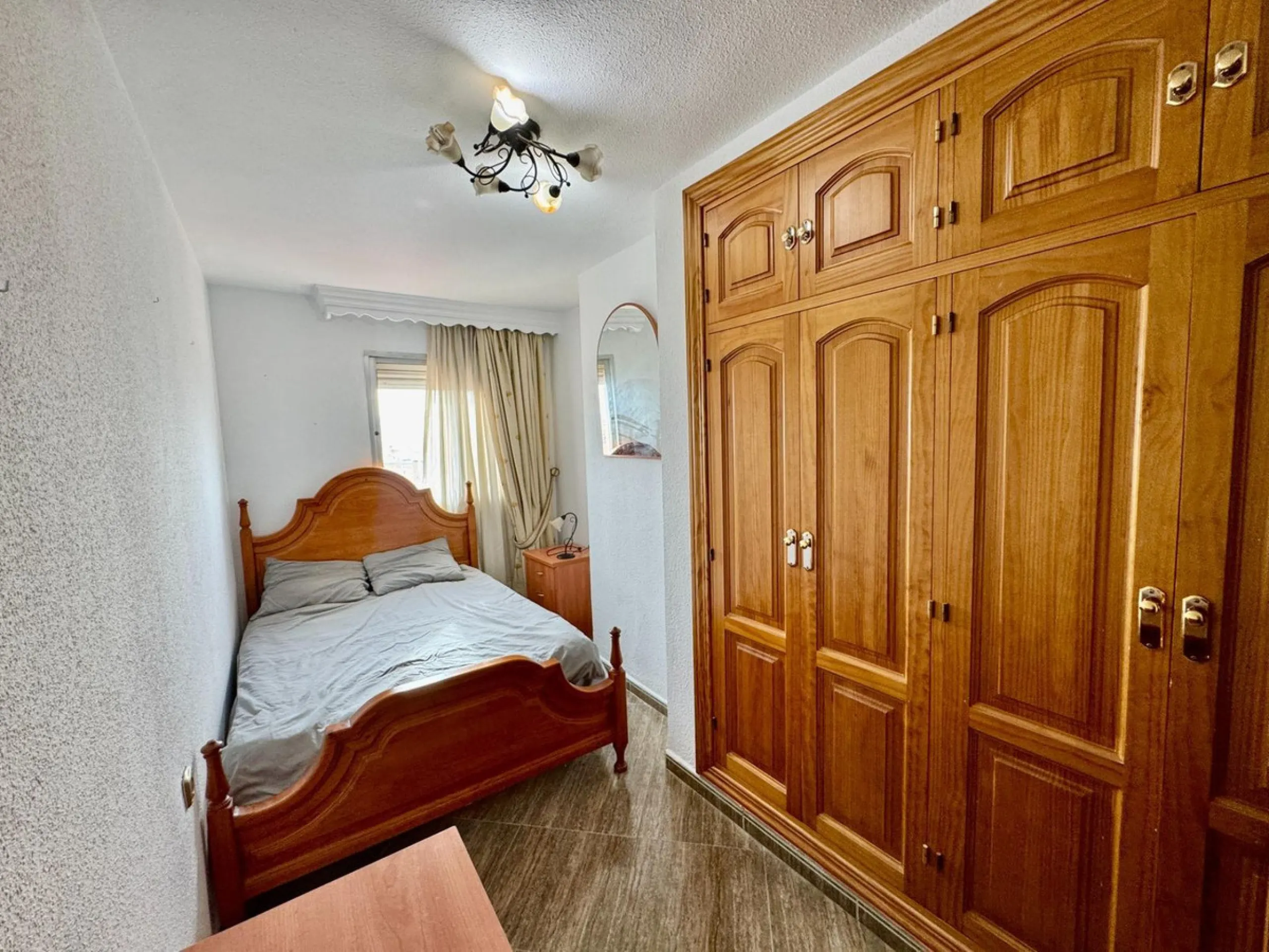 Discover this attractive apartment located in the vibrant area of La Aurora, just a short walk from Avenida Andalucía. With a built area of 105 m², this property is in good condition and ready to move into.