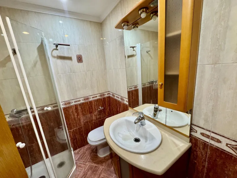 Discover this attractive apartment located in the vibrant area of La Aurora, just a short walk from Avenida Andalucía. With a built area of 105 m², this property is in good condition and ready to move into.