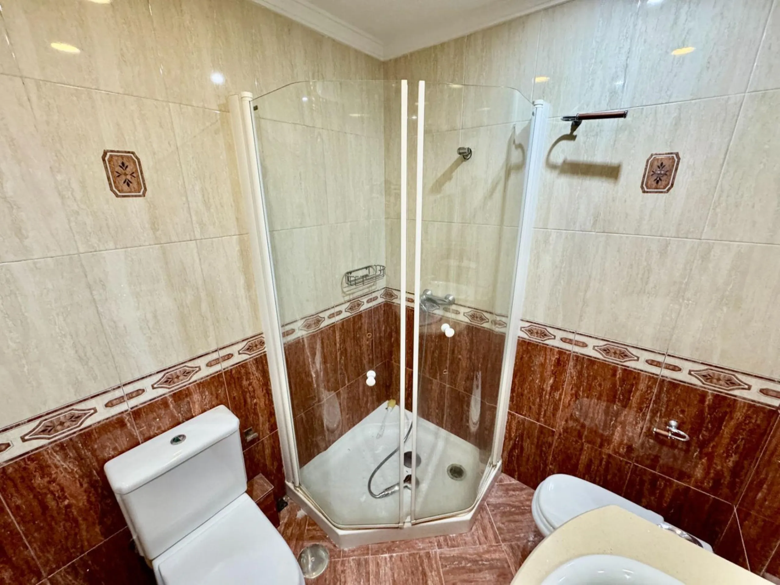 Discover this attractive apartment located in the vibrant area of La Aurora, just a short walk from Avenida Andalucía. With a built area of 105 m², this property is in good condition and ready to move into.