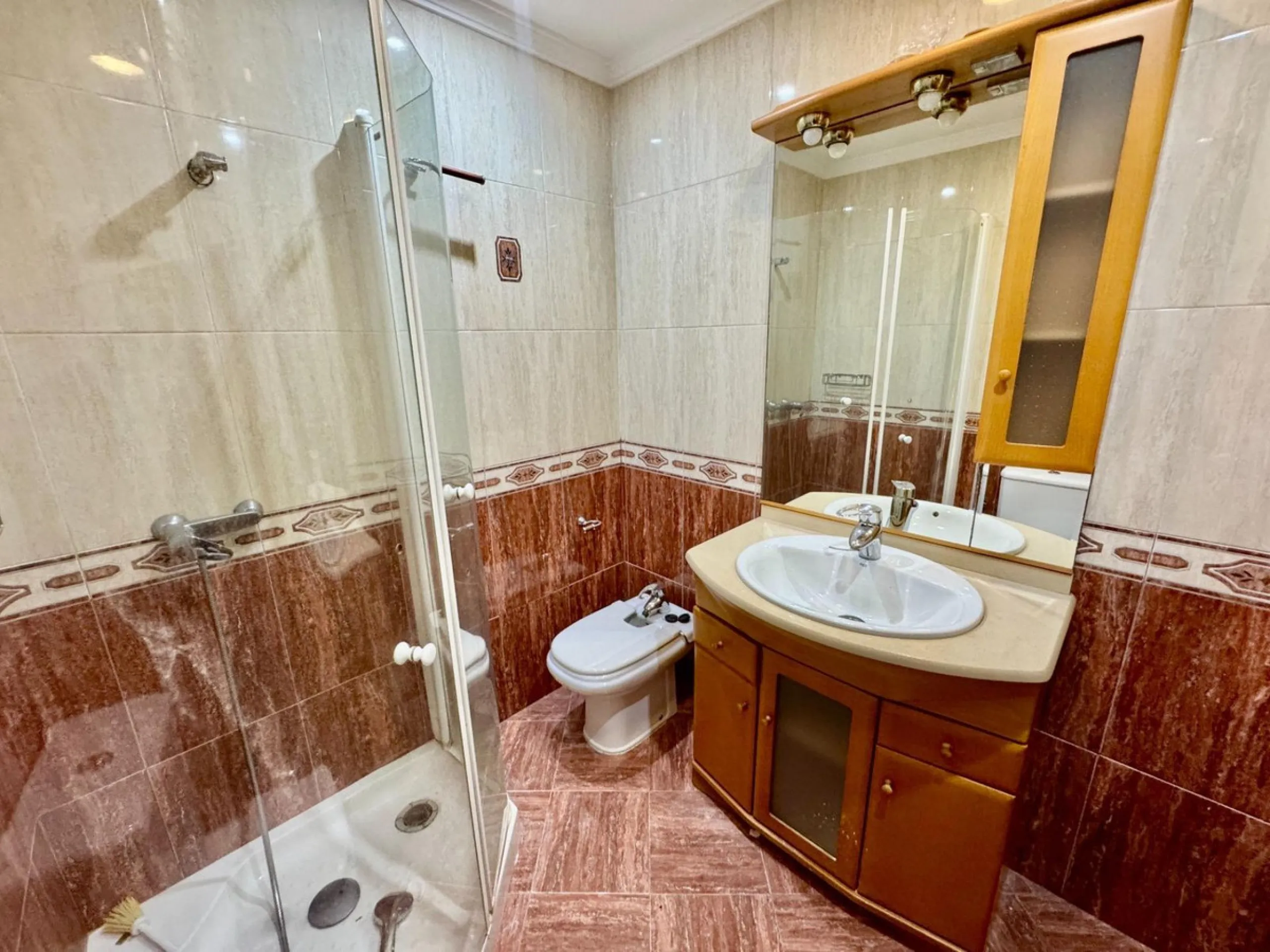 Discover this attractive apartment located in the vibrant area of La Aurora, just a short walk from Avenida Andalucía. With a built area of 105 m², this property is in good condition and ready to move into.