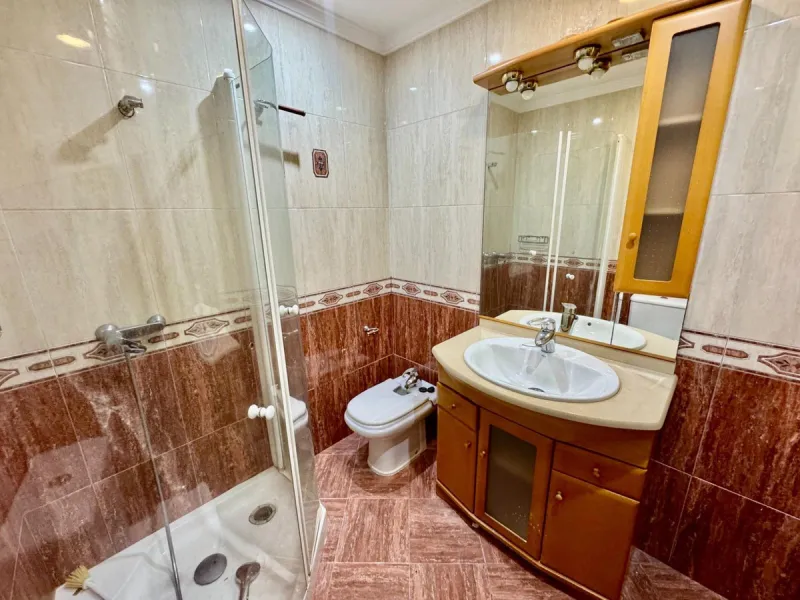Discover this attractive apartment located in the vibrant area of La Aurora, just a short walk from Avenida Andalucía. With a built area of 105 m², this property is in good condition and ready to move into.