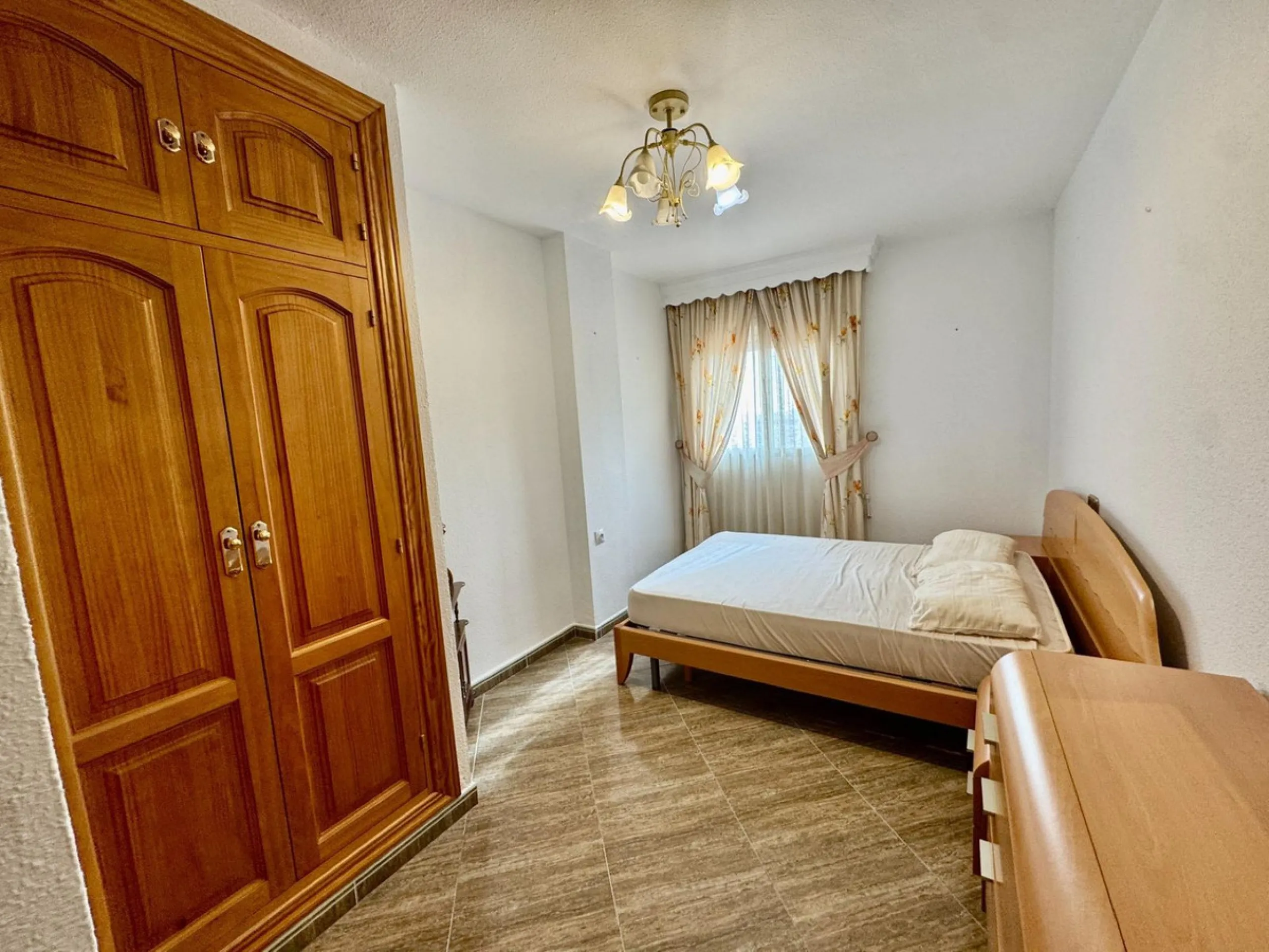 Discover this attractive apartment located in the vibrant area of La Aurora, just a short walk from Avenida Andalucía. With a built area of 105 m², this property is in good condition and ready to move into.