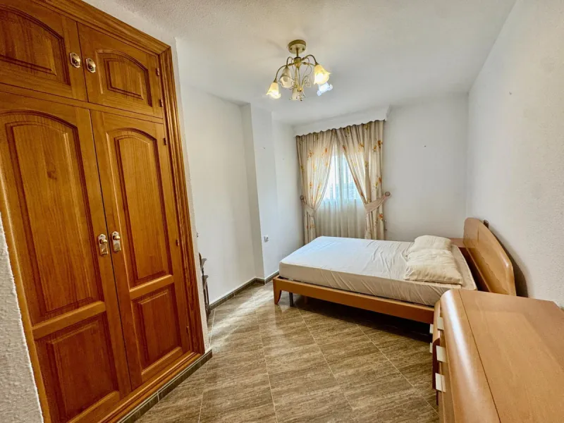 Discover this attractive apartment located in the vibrant area of La Aurora, just a short walk from Avenida Andalucía. With a built area of 105 m², this property is in good condition and ready to move into.
