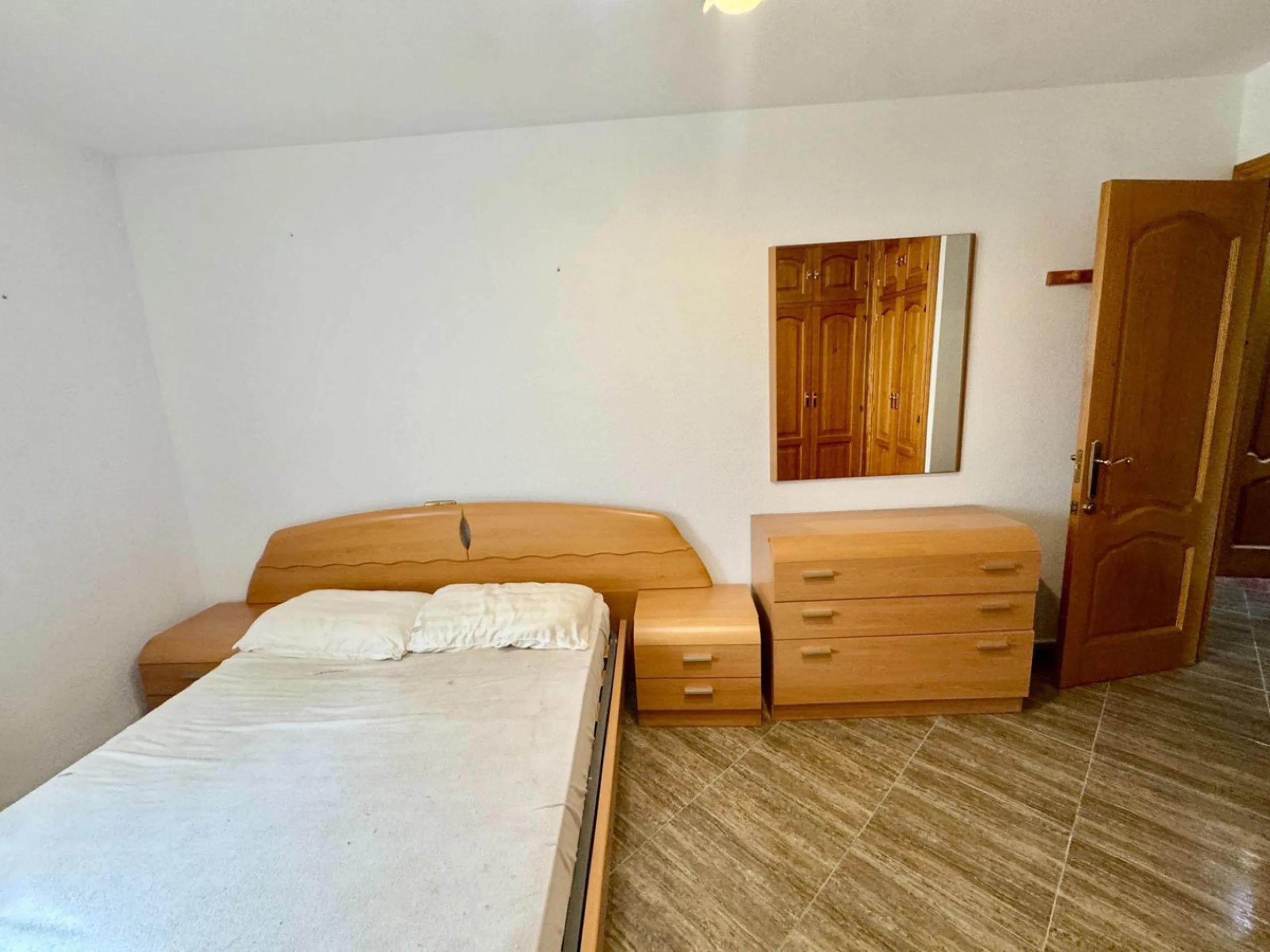 Discover this attractive apartment located in the vibrant area of La Aurora, just a short walk from Avenida Andalucía. With a built area of 105 m², this property is in good condition and ready to move into.
