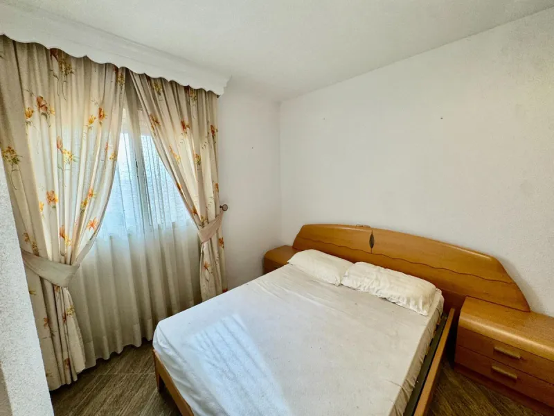 Discover this attractive apartment located in the vibrant area of La Aurora, just a short walk from Avenida Andalucía. With a built area of 105 m², this property is in good condition and ready to move into.