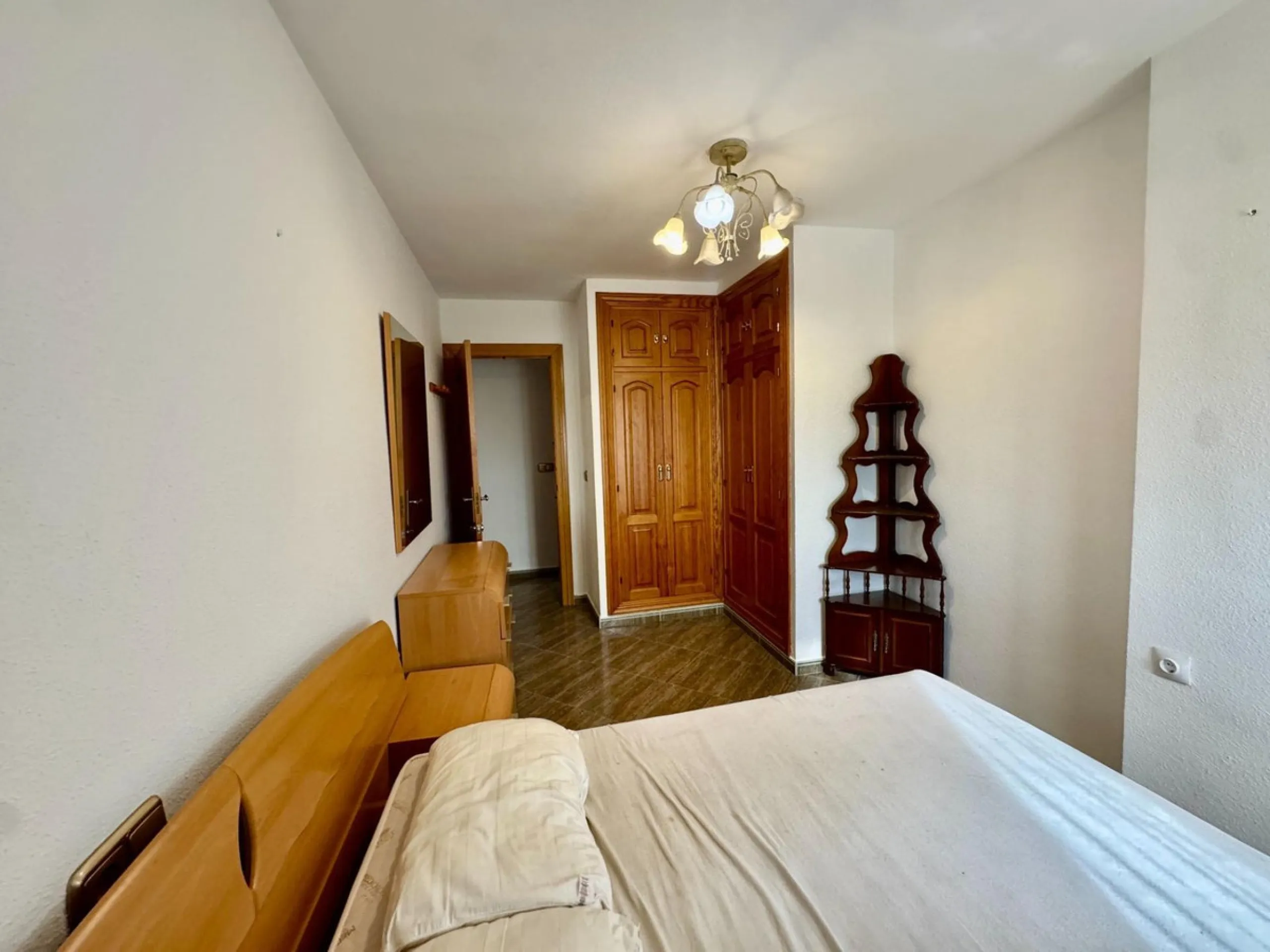 Discover this attractive apartment located in the vibrant area of La Aurora, just a short walk from Avenida Andalucía. With a built area of 105 m², this property is in good condition and ready to move into.