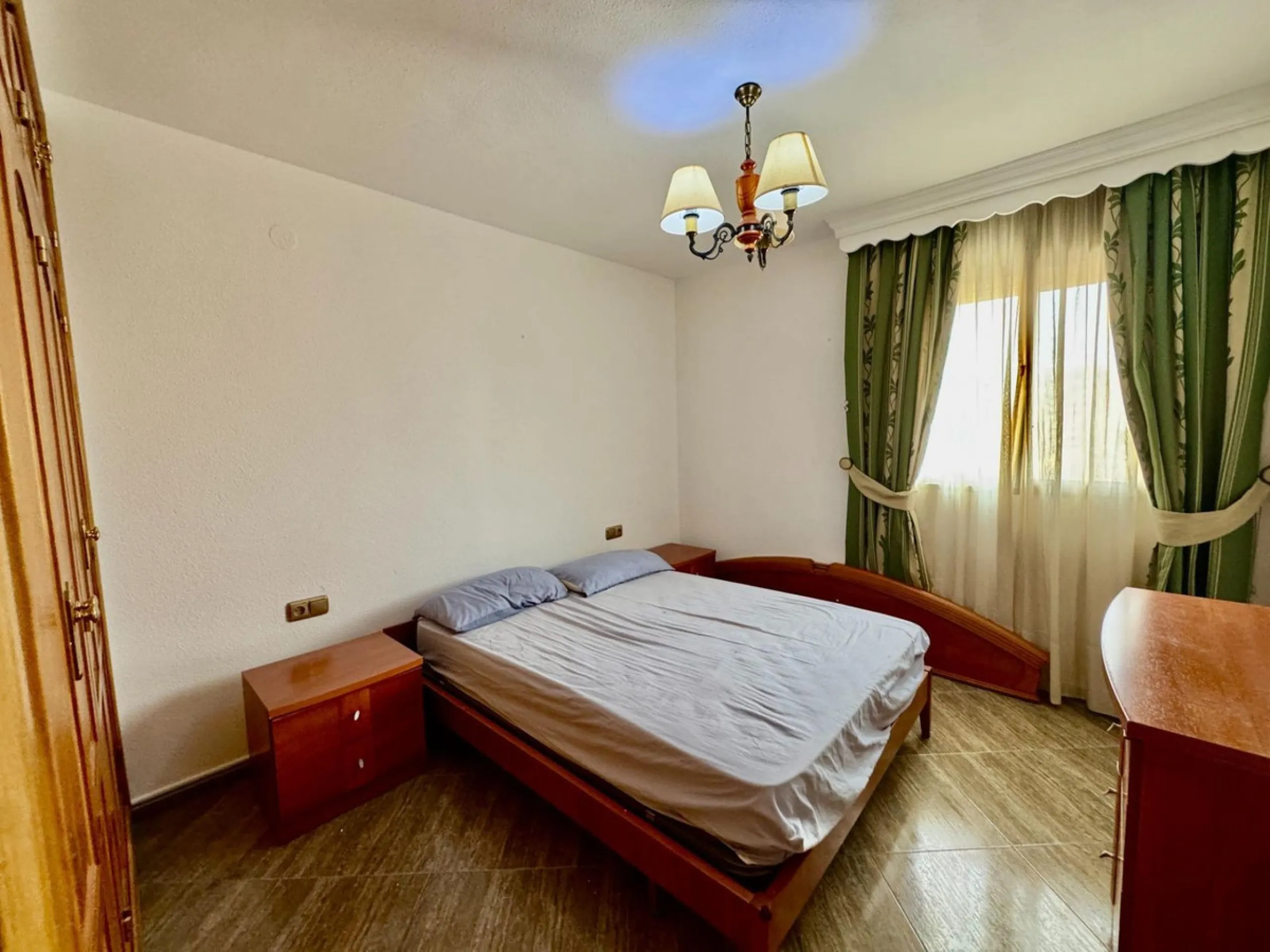 Discover this attractive apartment located in the vibrant area of La Aurora, just a short walk from Avenida Andalucía. With a built area of 105 m², this property is in good condition and ready to move into.