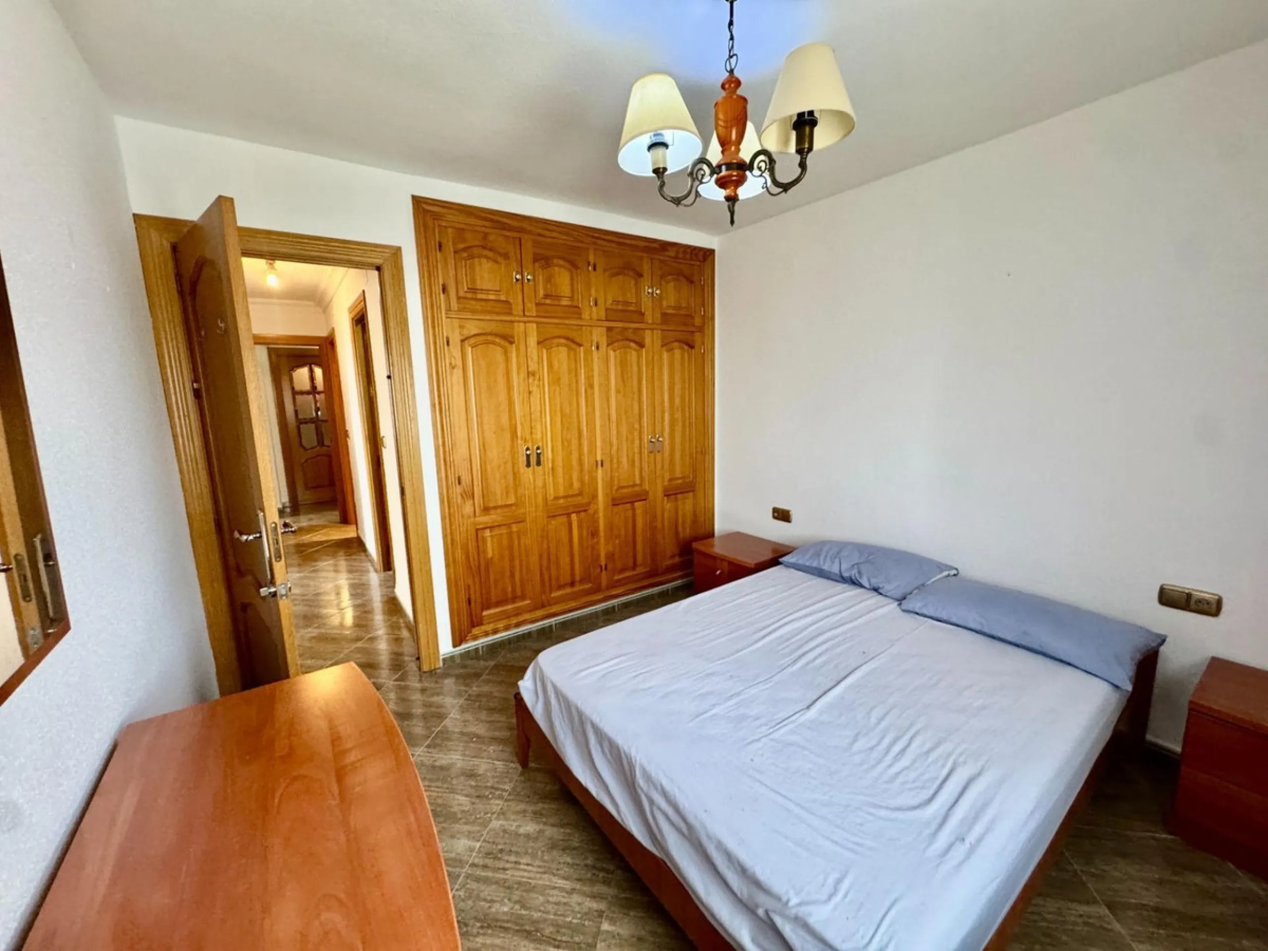 Discover this attractive apartment located in the vibrant area of La Aurora, just a short walk from Avenida Andalucía. With a built area of 105 m², this property is in good condition and ready to move into.