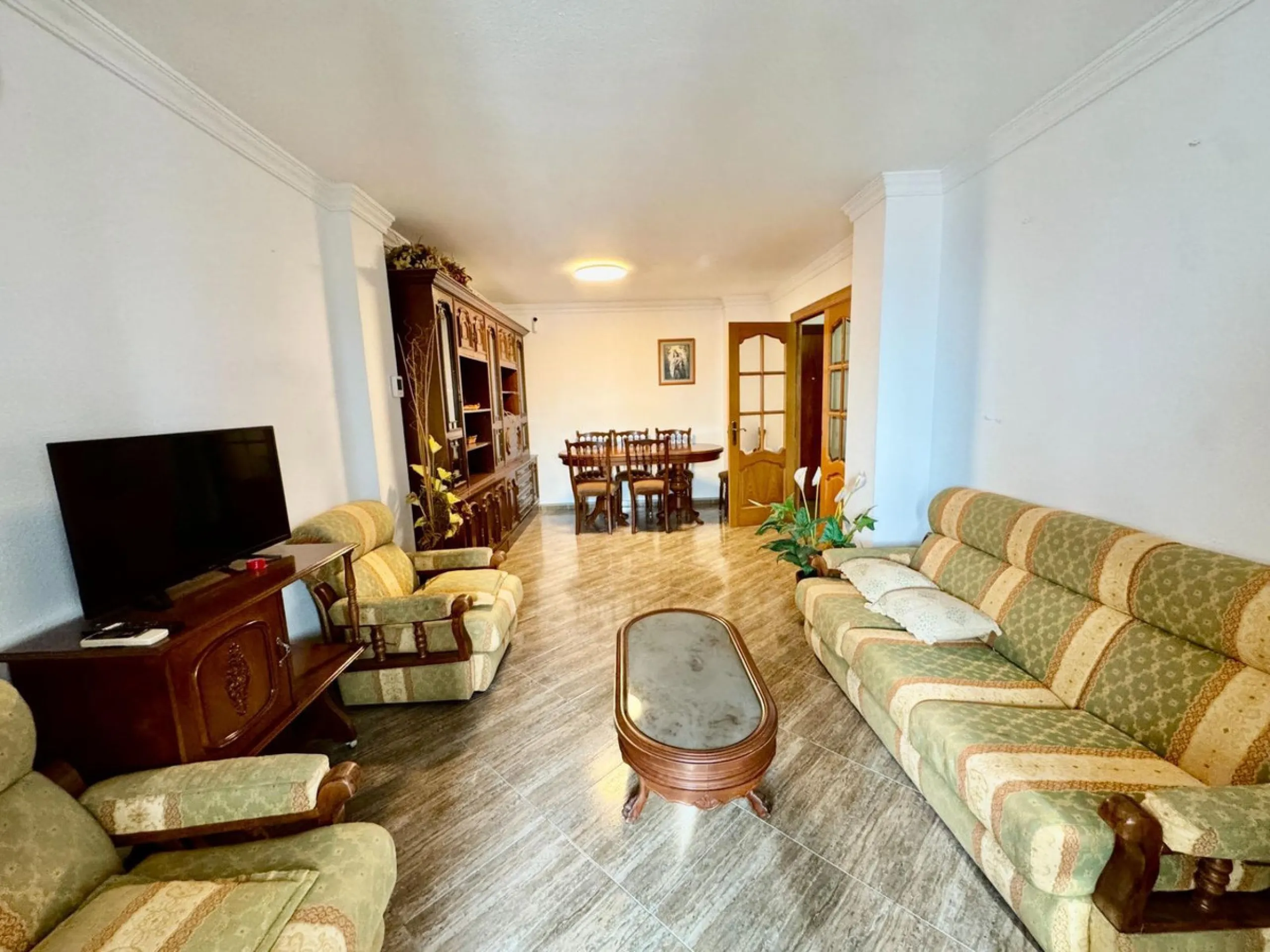 Discover this attractive apartment located in the vibrant area of La Aurora, just a short walk from Avenida Andalucía. With a built area of 105 m², this property is in good condition and ready to move into.
