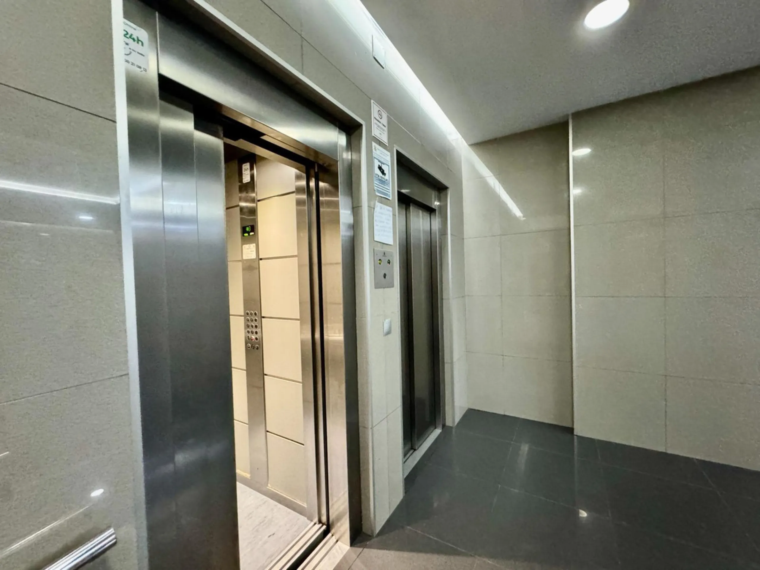 Discover this attractive apartment located in the vibrant area of La Aurora, just a short walk from Avenida Andalucía. With a built area of 105 m², this property is in good condition and ready to move into.