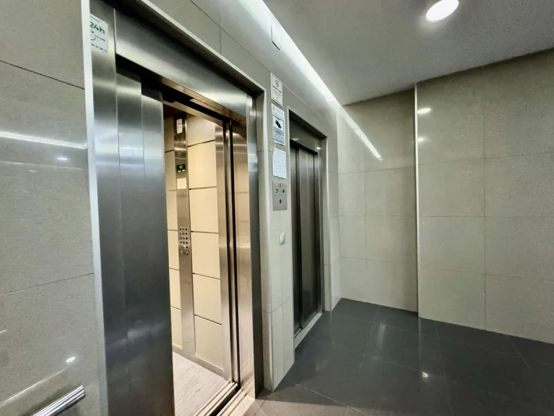 Discover this attractive apartment located in the vibrant area of La Aurora, just a short walk from Avenida Andalucía. With a built area of 105 m², this property is in good condition and ready to move into.