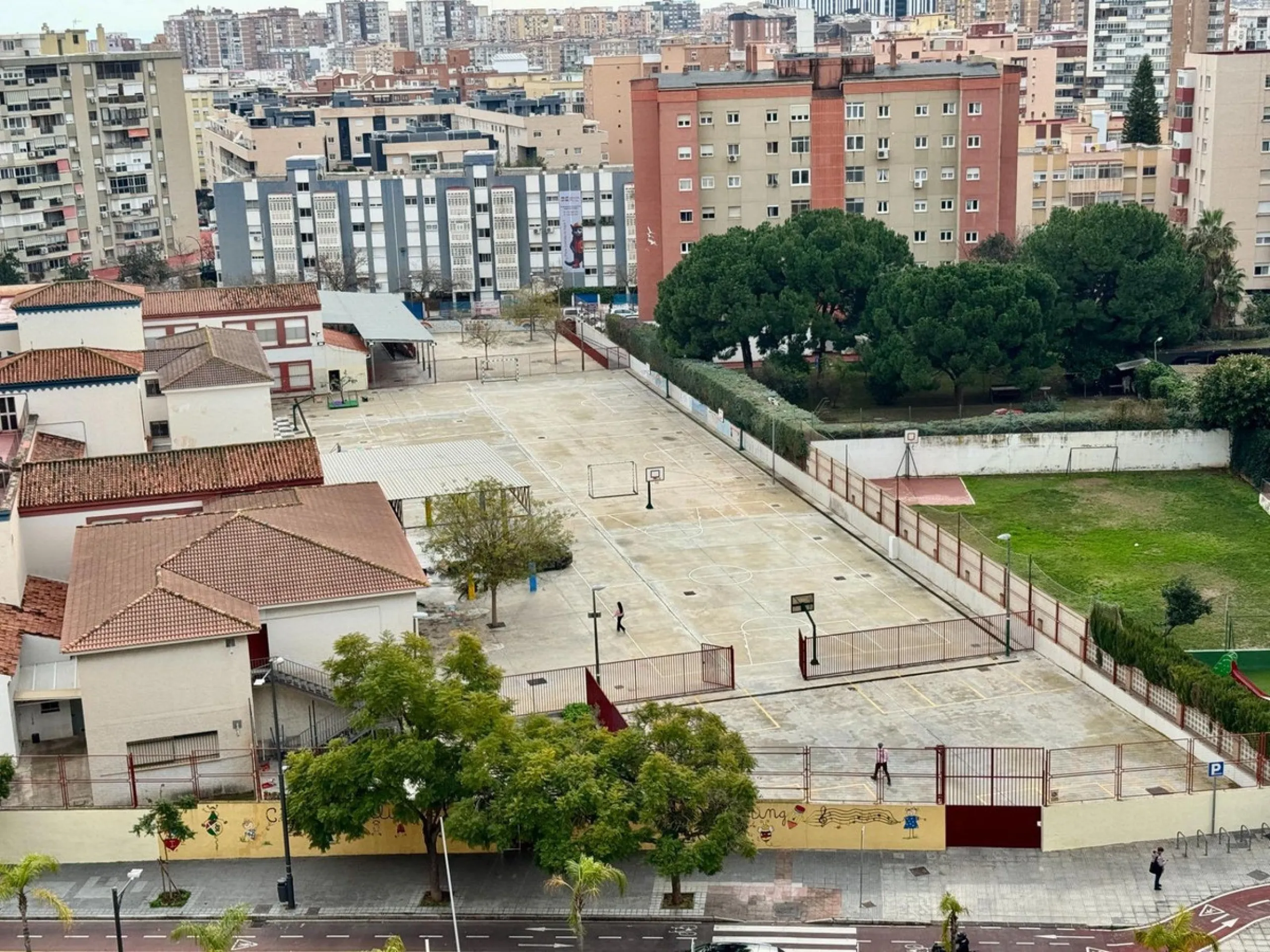 Discover this attractive apartment located in the vibrant area of La Aurora, just a short walk from Avenida Andalucía. With a built area of 105 m², this property is in good condition and ready to move into.