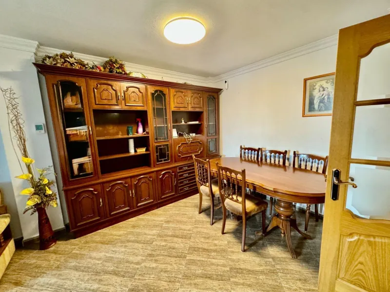 Discover this attractive apartment located in the vibrant area of La Aurora, just a short walk from Avenida Andalucía. With a built area of 105 m², this property is in good condition and ready to move into.