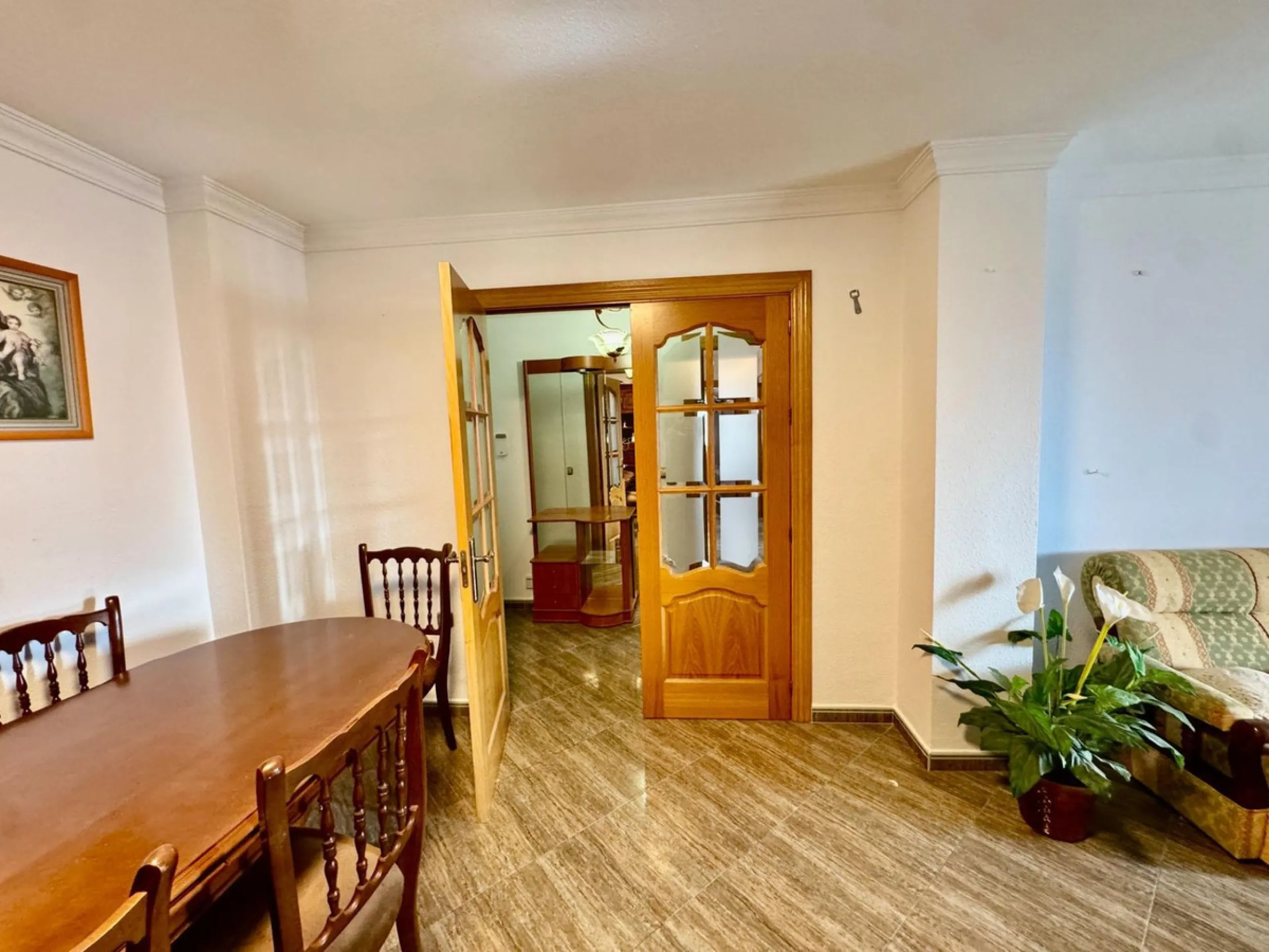 Discover this attractive apartment located in the vibrant area of La Aurora, just a short walk from Avenida Andalucía. With a built area of 105 m², this property is in good condition and ready to move into.