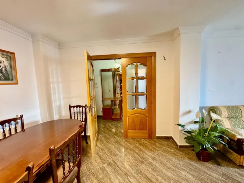 Discover this attractive apartment located in the vibrant area of La Aurora, just a short walk from Avenida Andalucía. With a built area of 105 m², this property is in good condition and ready to move into.