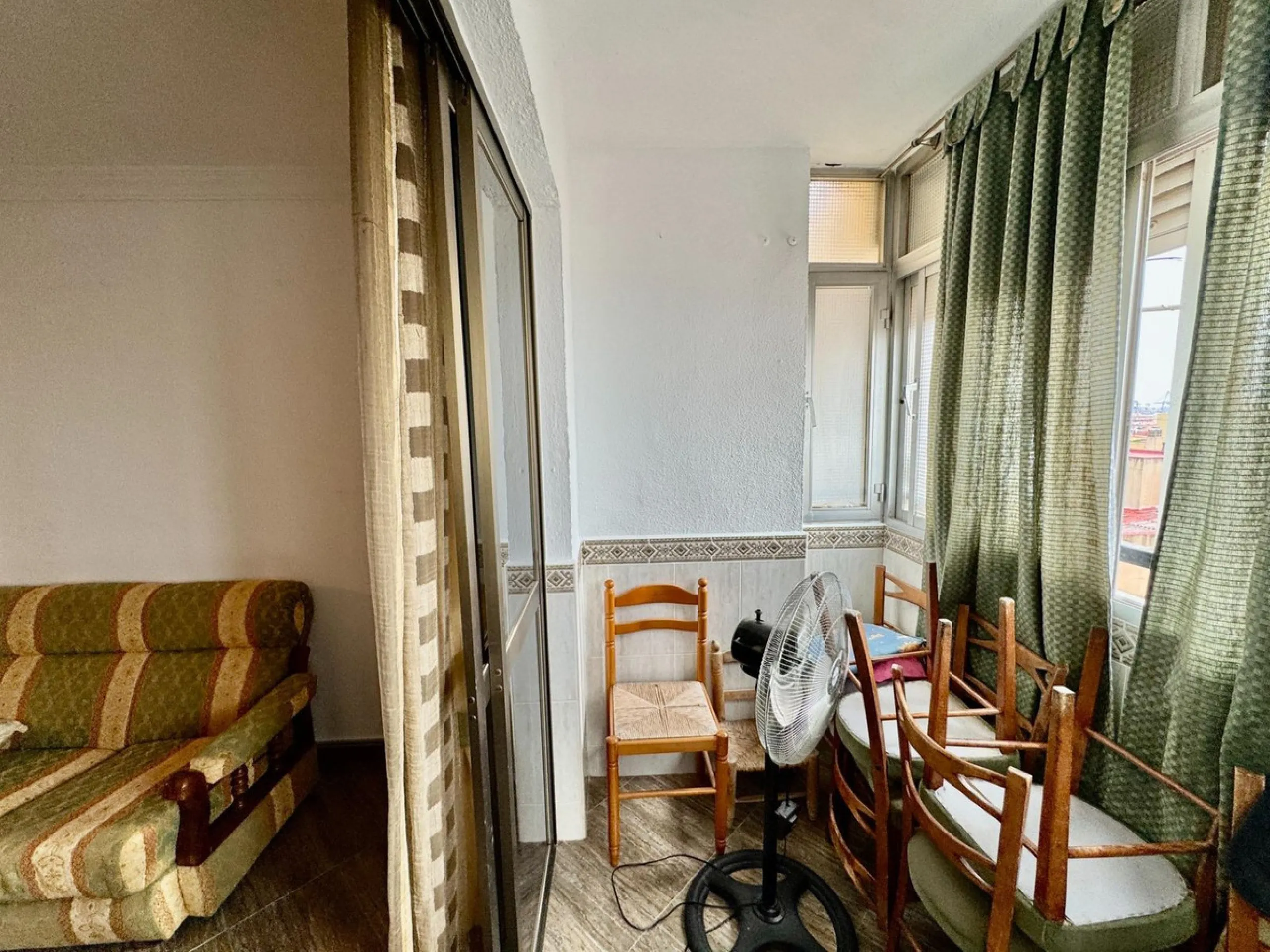 Discover this attractive apartment located in the vibrant area of La Aurora, just a short walk from Avenida Andalucía. With a built area of 105 m², this property is in good condition and ready to move into.