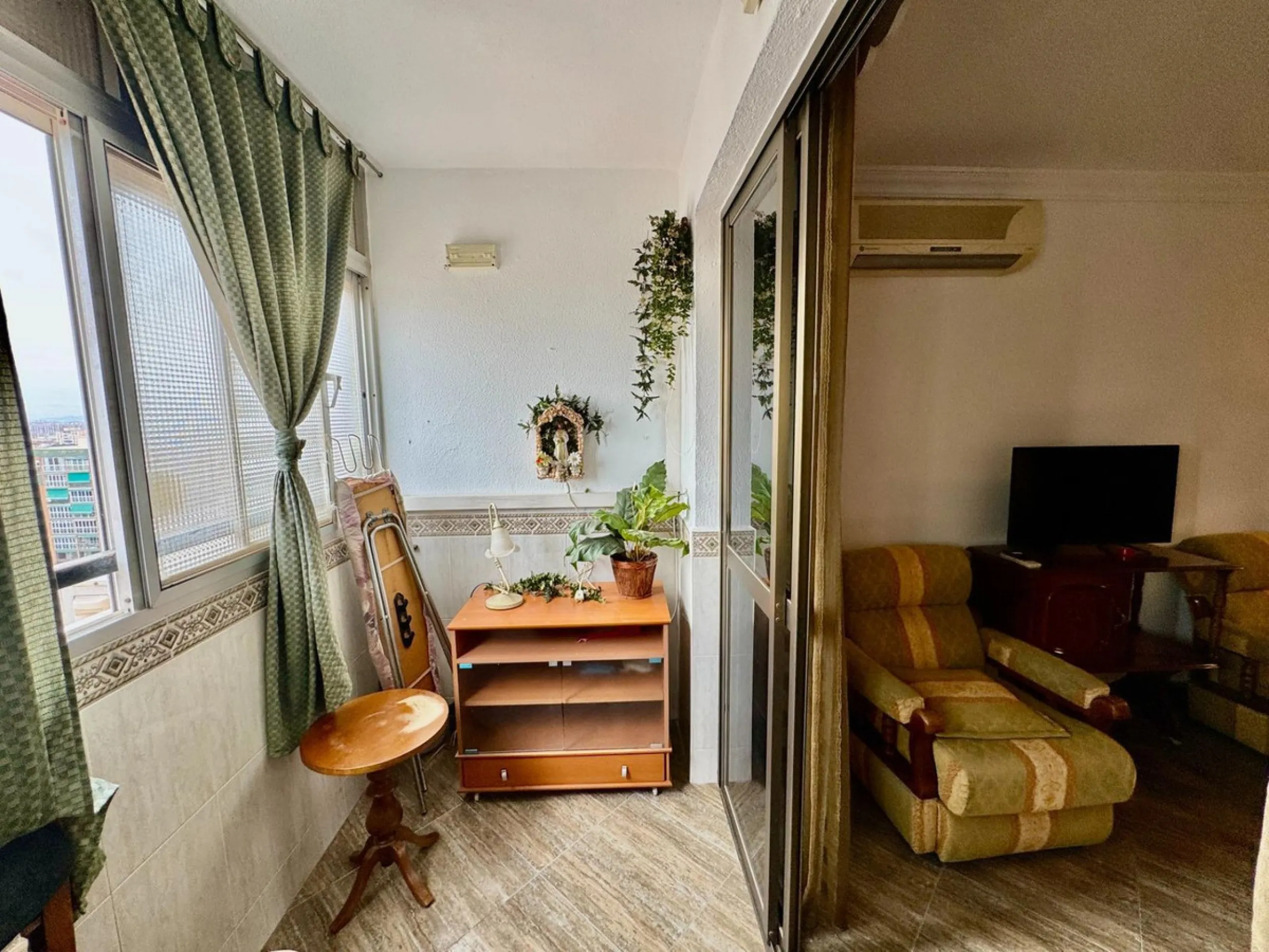 Discover this attractive apartment located in the vibrant area of La Aurora, just a short walk from Avenida Andalucía. With a built area of 105 m², this property is in good condition and ready to move into.