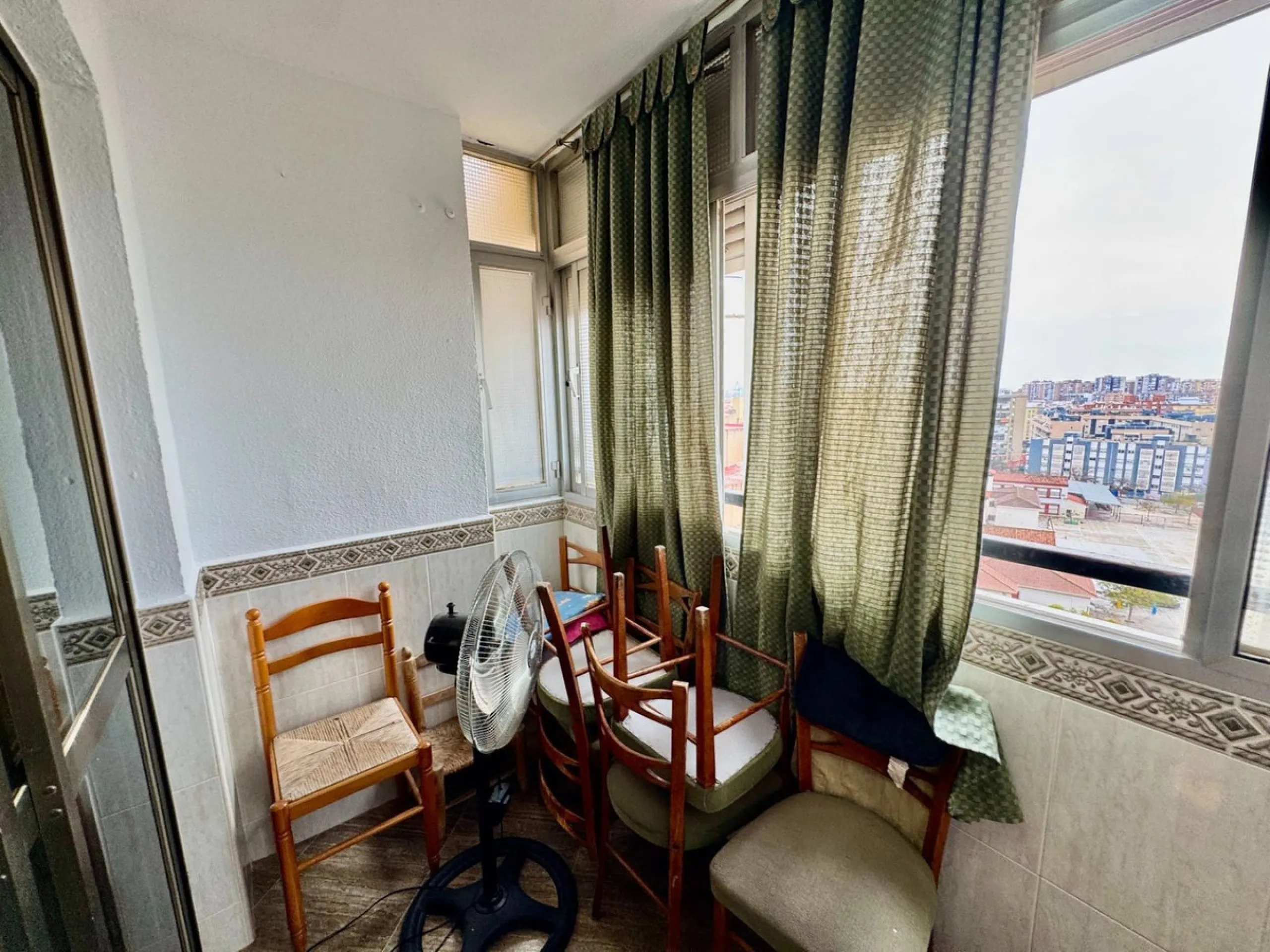 Discover this attractive apartment located in the vibrant area of La Aurora, just a short walk from Avenida Andalucía. With a built area of 105 m², this property is in good condition and ready to move into.