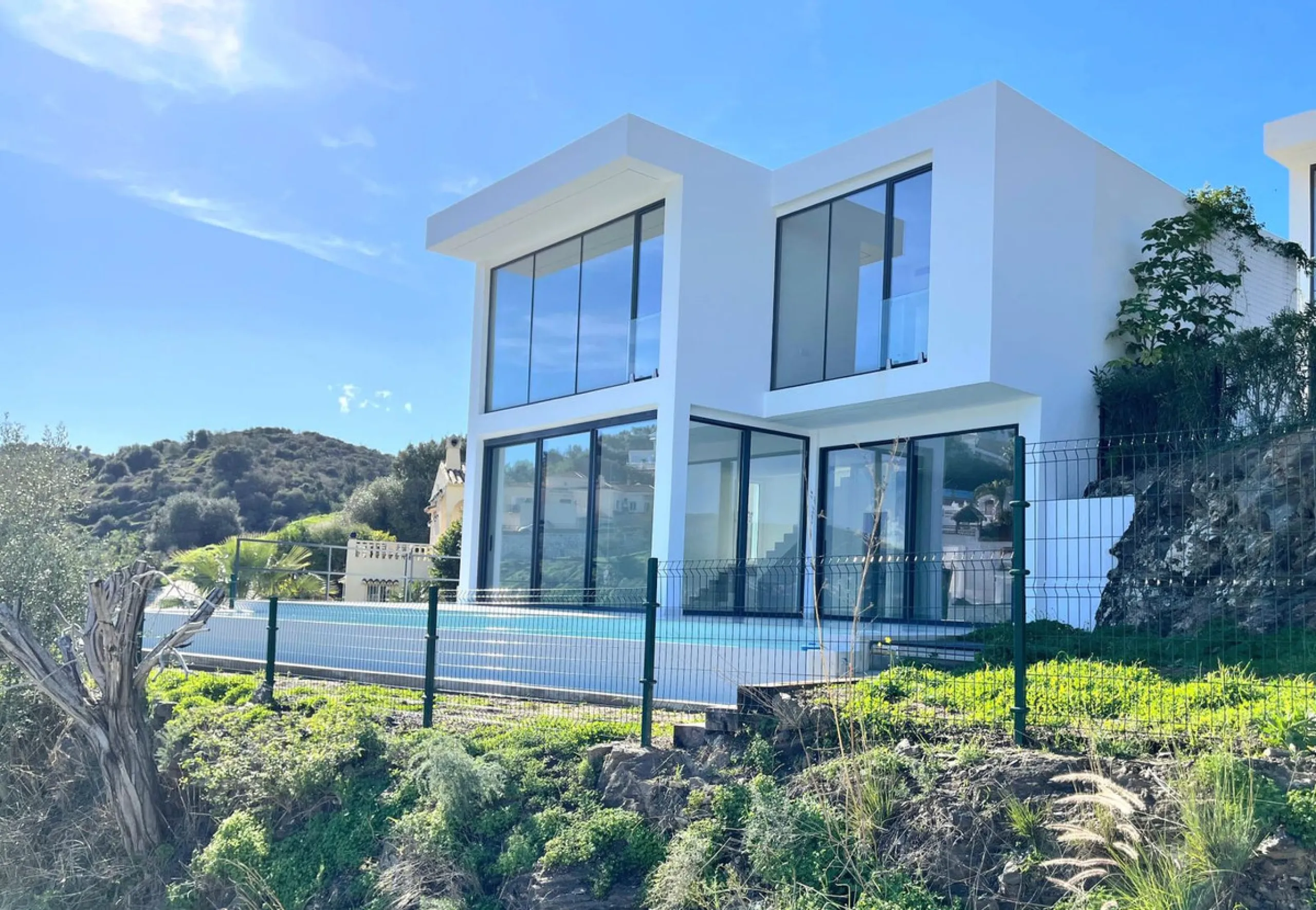 Brand new luxury and modern villa completed end of 2024 for sale in Cerros de Águila, Mijas from private owner. A stone throw away from the largest park in Málaga, parque Mijas.