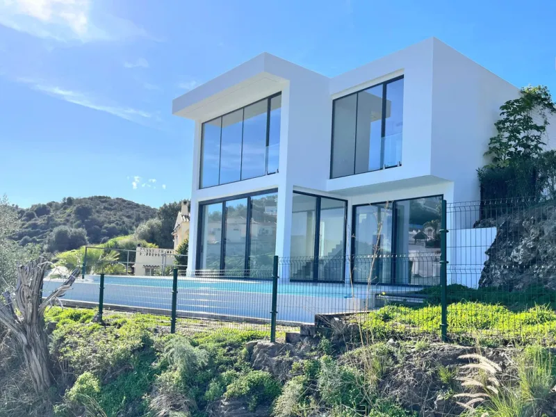 Brand new luxury and modern villa completed end of 2024 for sale in Cerros de Águila, Mijas from private owner. A stone throw away from the largest park in Málaga, parque Mijas.