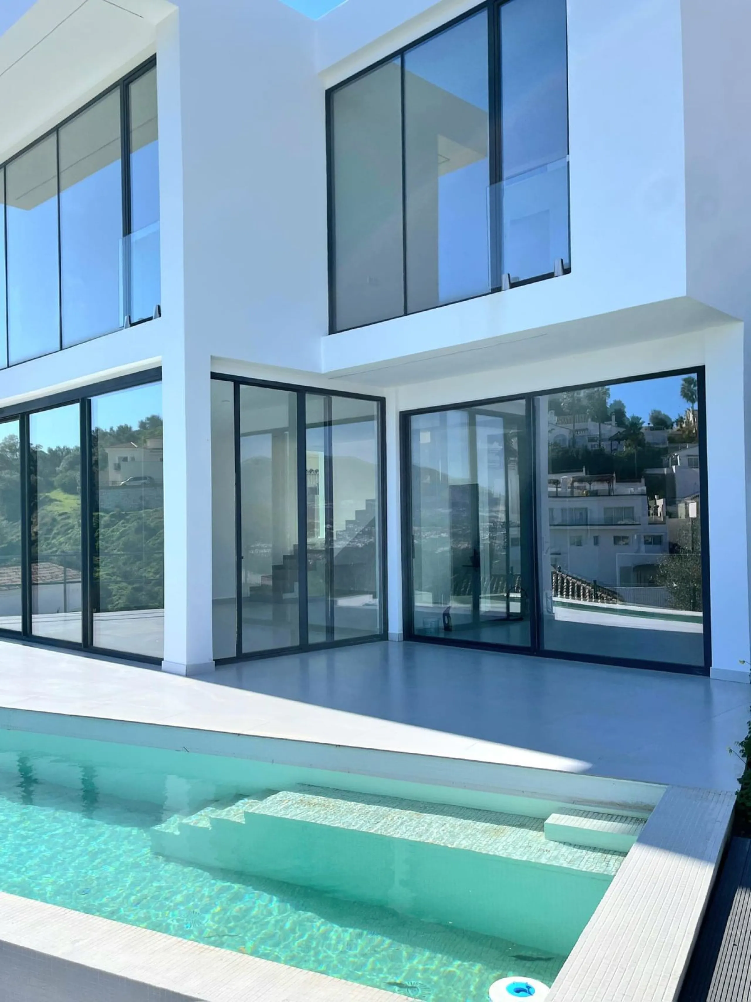 Brand new luxury and modern villa completed end of 2024 for sale in Cerros de Águila, Mijas from private owner. A stone throw away from the largest park in Málaga, parque Mijas.