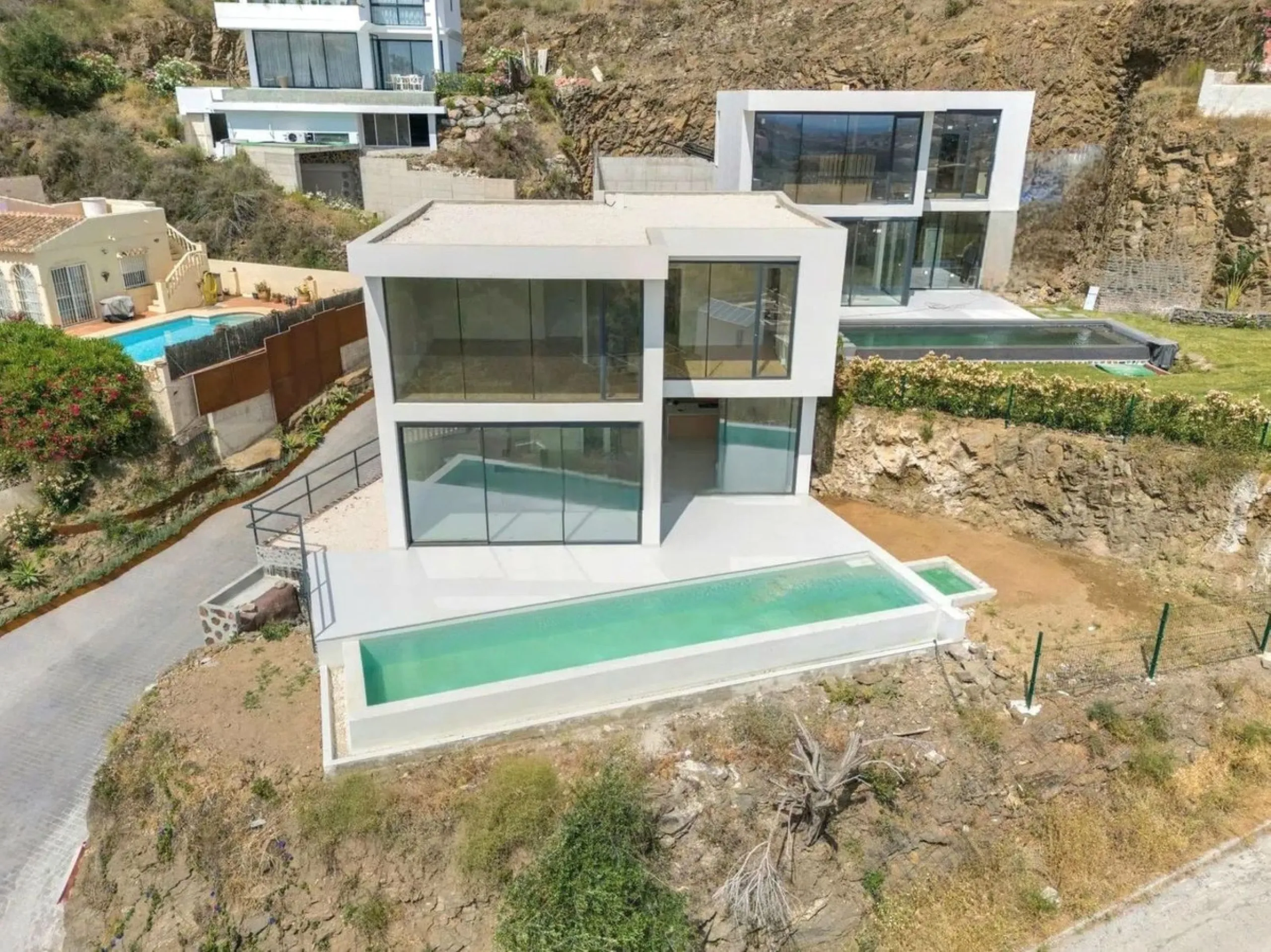 Brand new luxury and modern villa completed end of 2024 for sale in Cerros de Águila, Mijas from private owner. A stone throw away from the largest park in Málaga, parque Mijas.