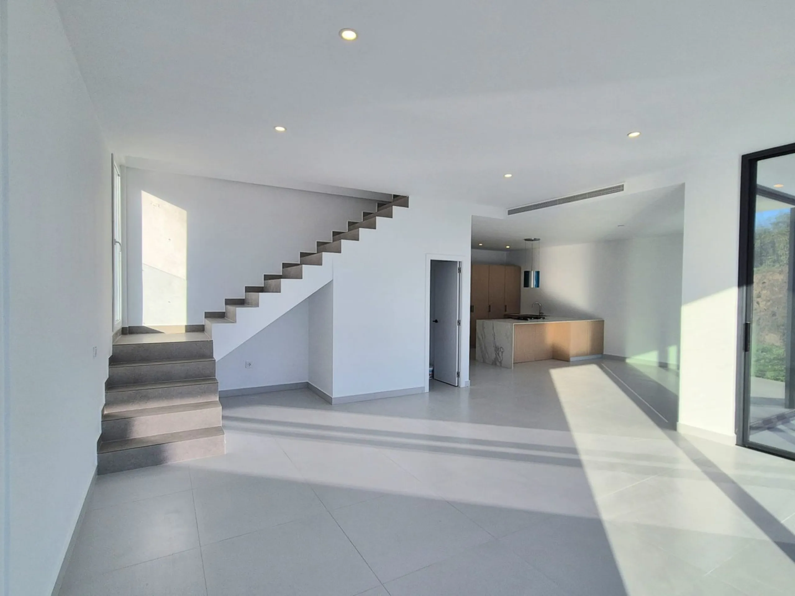 Brand new luxury and modern villa completed end of 2024 for sale in Cerros de Águila, Mijas from private owner. A stone throw away from the largest park in Málaga, parque Mijas.