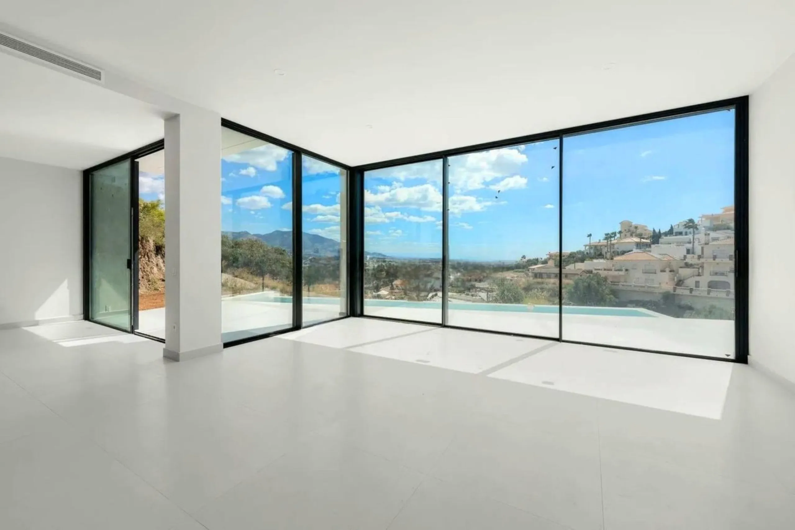 Brand new luxury and modern villa completed end of 2024 for sale in Cerros de Águila, Mijas from private owner. A stone throw away from the largest park in Málaga, parque Mijas.