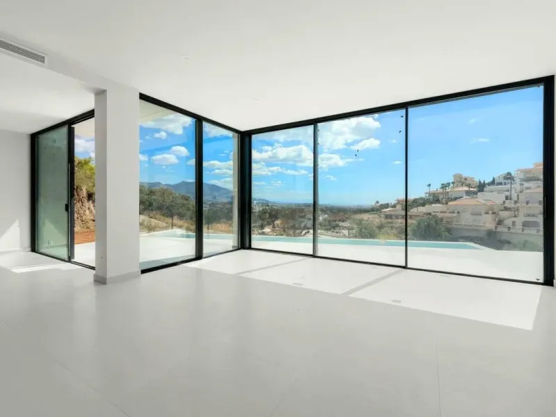 Brand new luxury and modern villa completed end of 2024 for sale in Cerros de Águila, Mijas from private owner. A stone throw away from the largest park in Málaga, parque Mijas.
